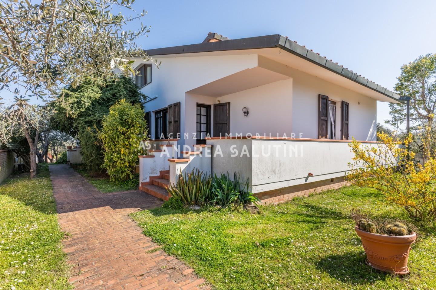 Villa con giardino, Pontedera montecastello