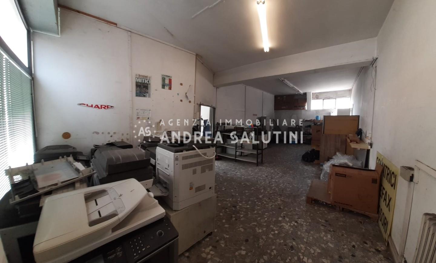 Negozio in vendita a Pontedera