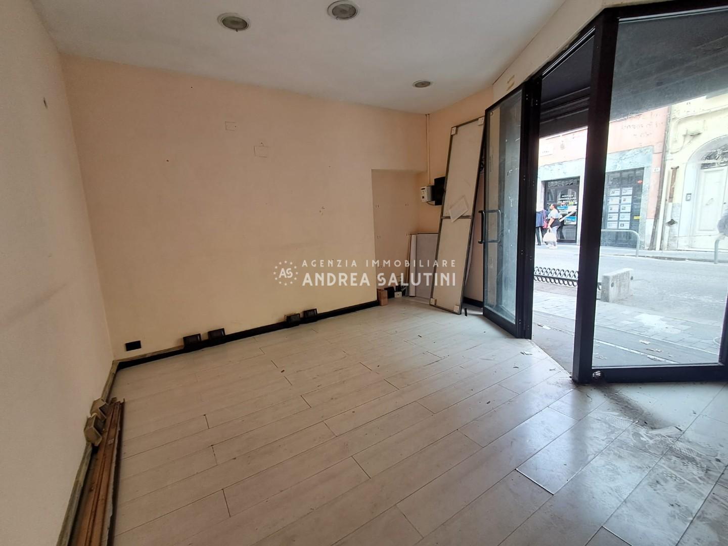 Negozio in affitto, Pontedera centro