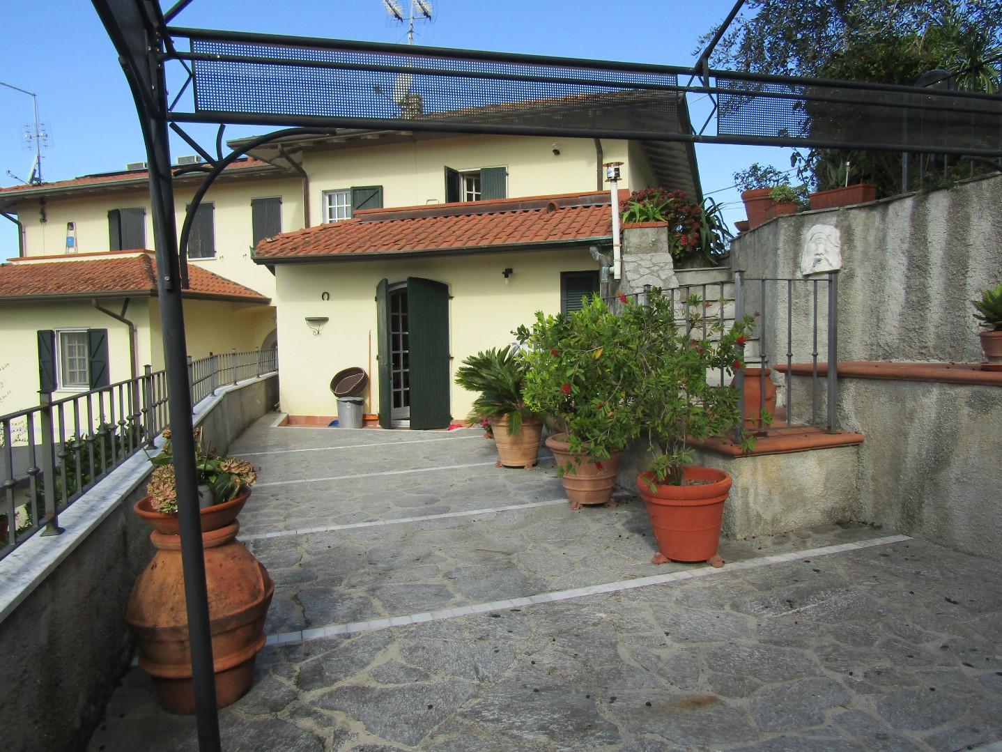 Casa indipendente con giardino, Carrara fossone