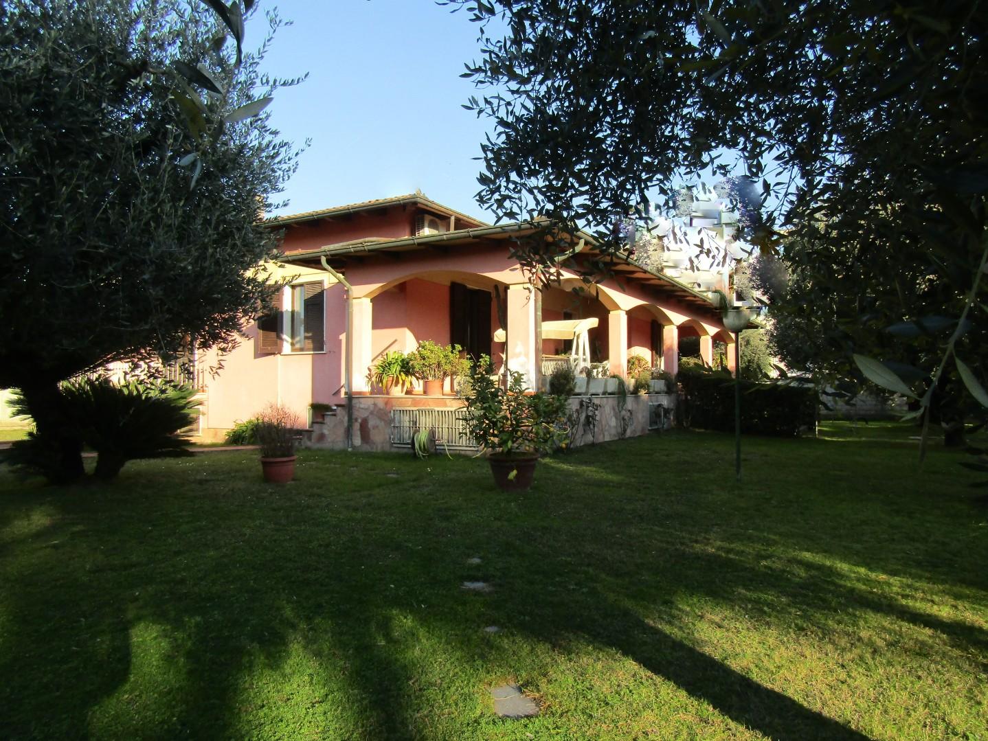 Villa con giardino, Carrara marina di