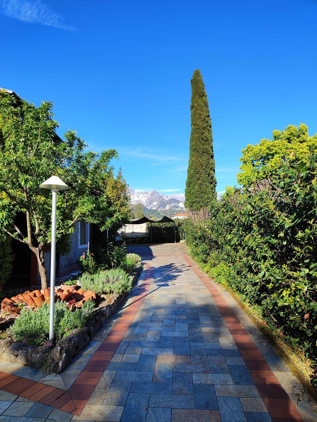 Villa con giardino, Carrara fossola