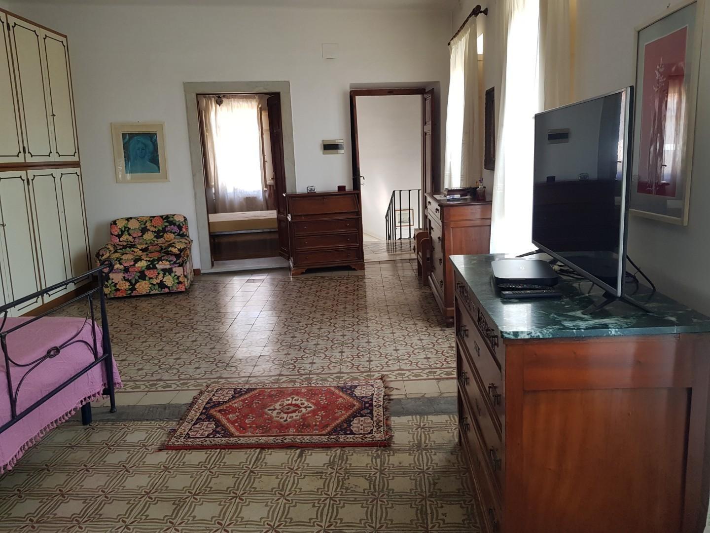 Villa con giardino, Carrara fossola