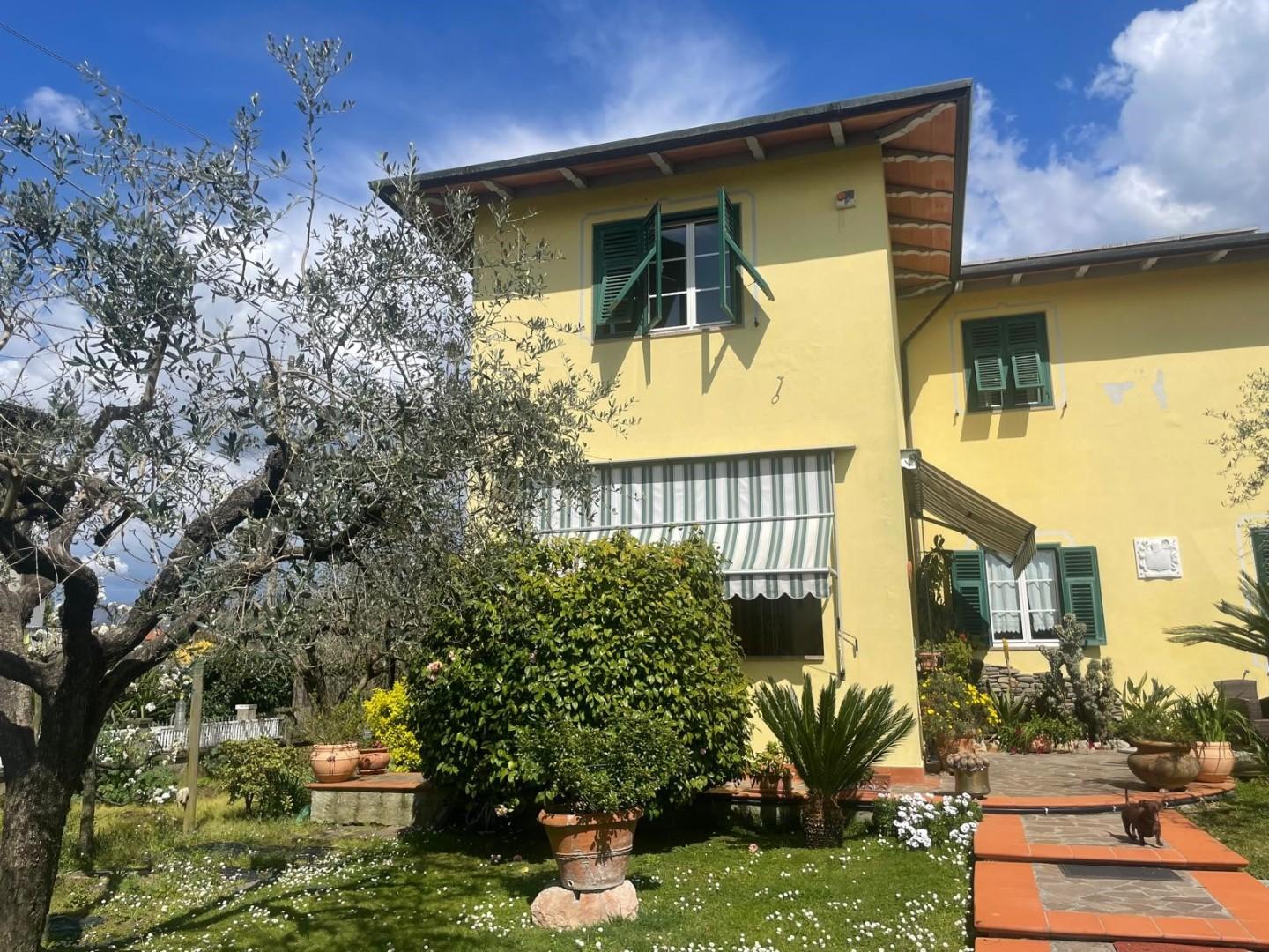 Villa Bifamiliare con giardino, Ortonovo isola