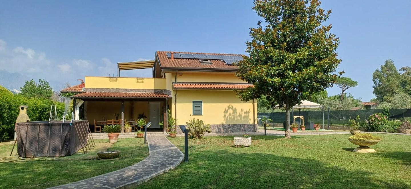 Villa con giardino, Carrara battilana