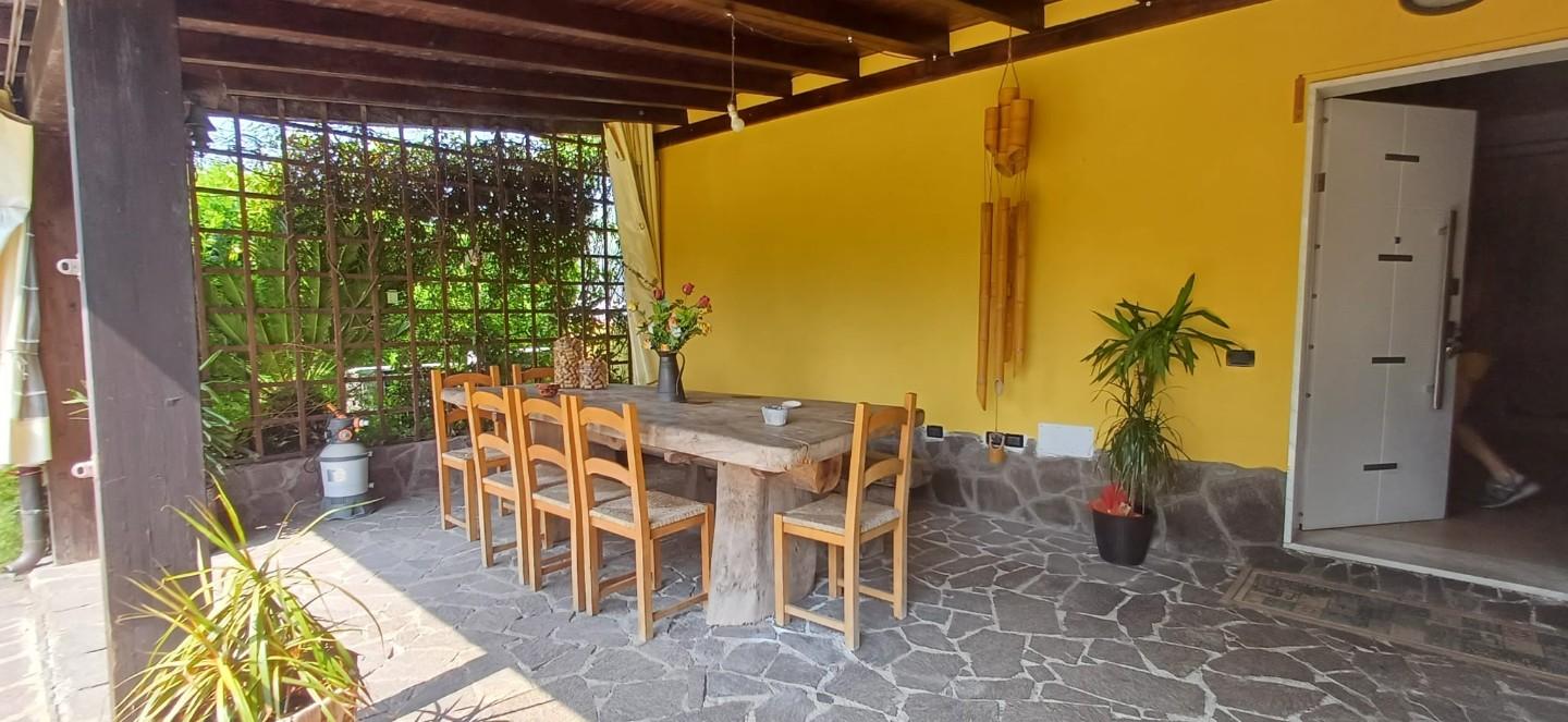 Villa con giardino, Carrara battilana
