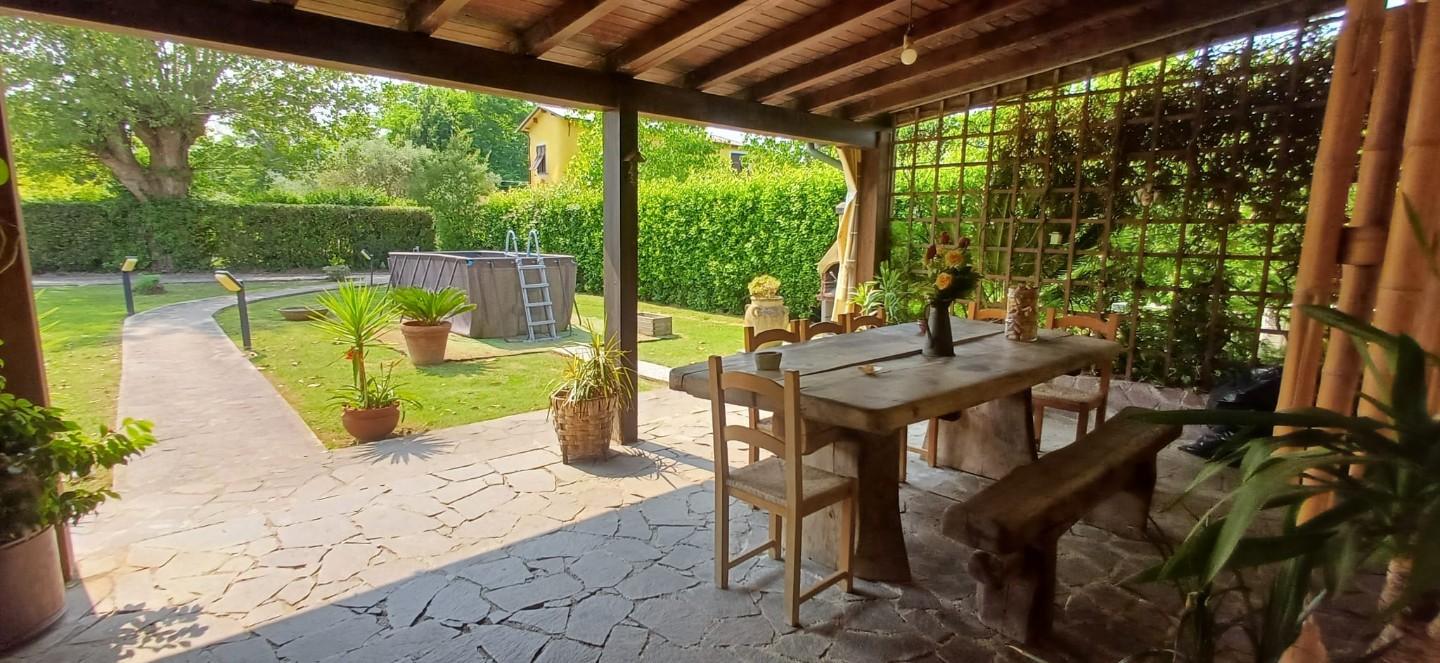 Villa con giardino, Carrara battilana