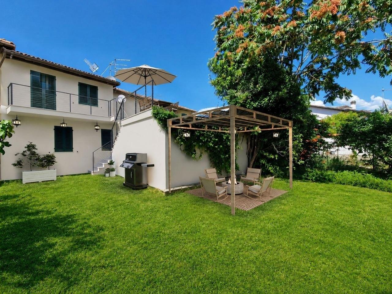 Casa indipendente con giardino, Carrara marina di