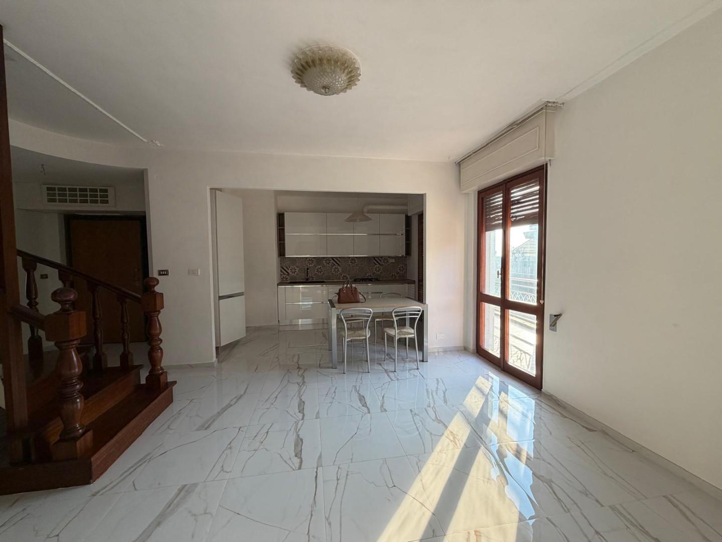 Attico con terrazzi, Carrara zona stadio