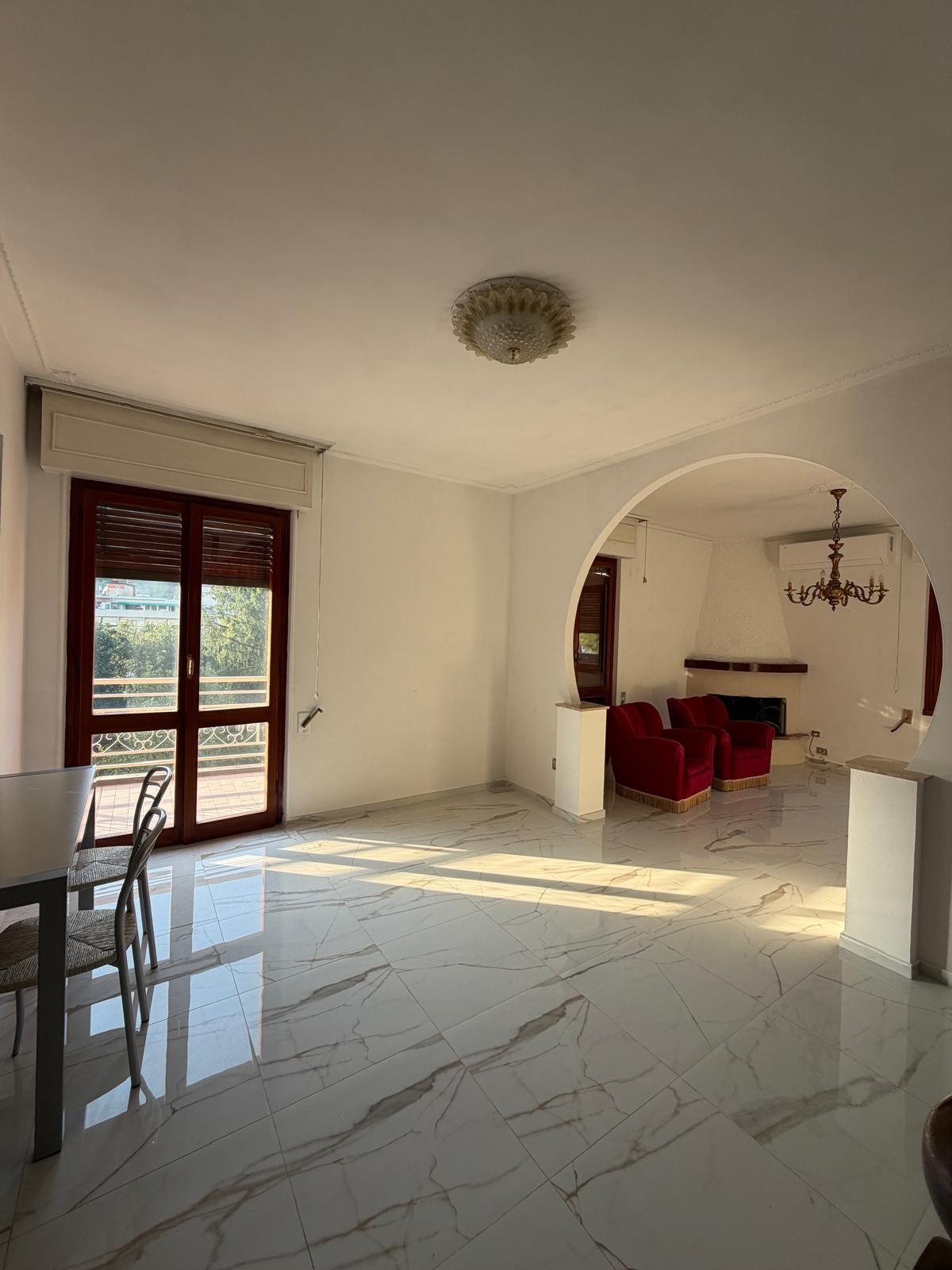 Attico con terrazzi, Carrara zona stadio