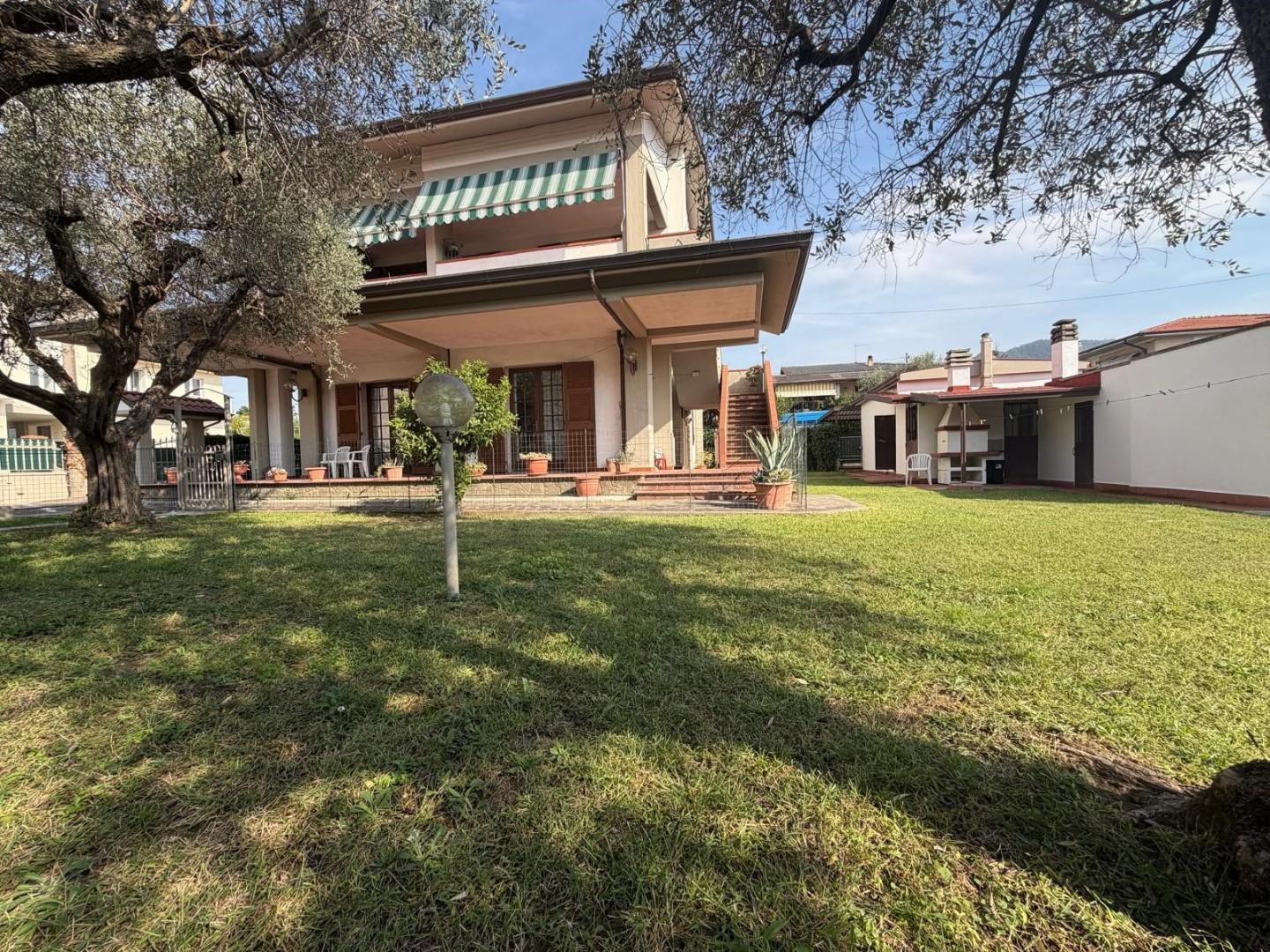 Villa con giardino, Ortonovo isola