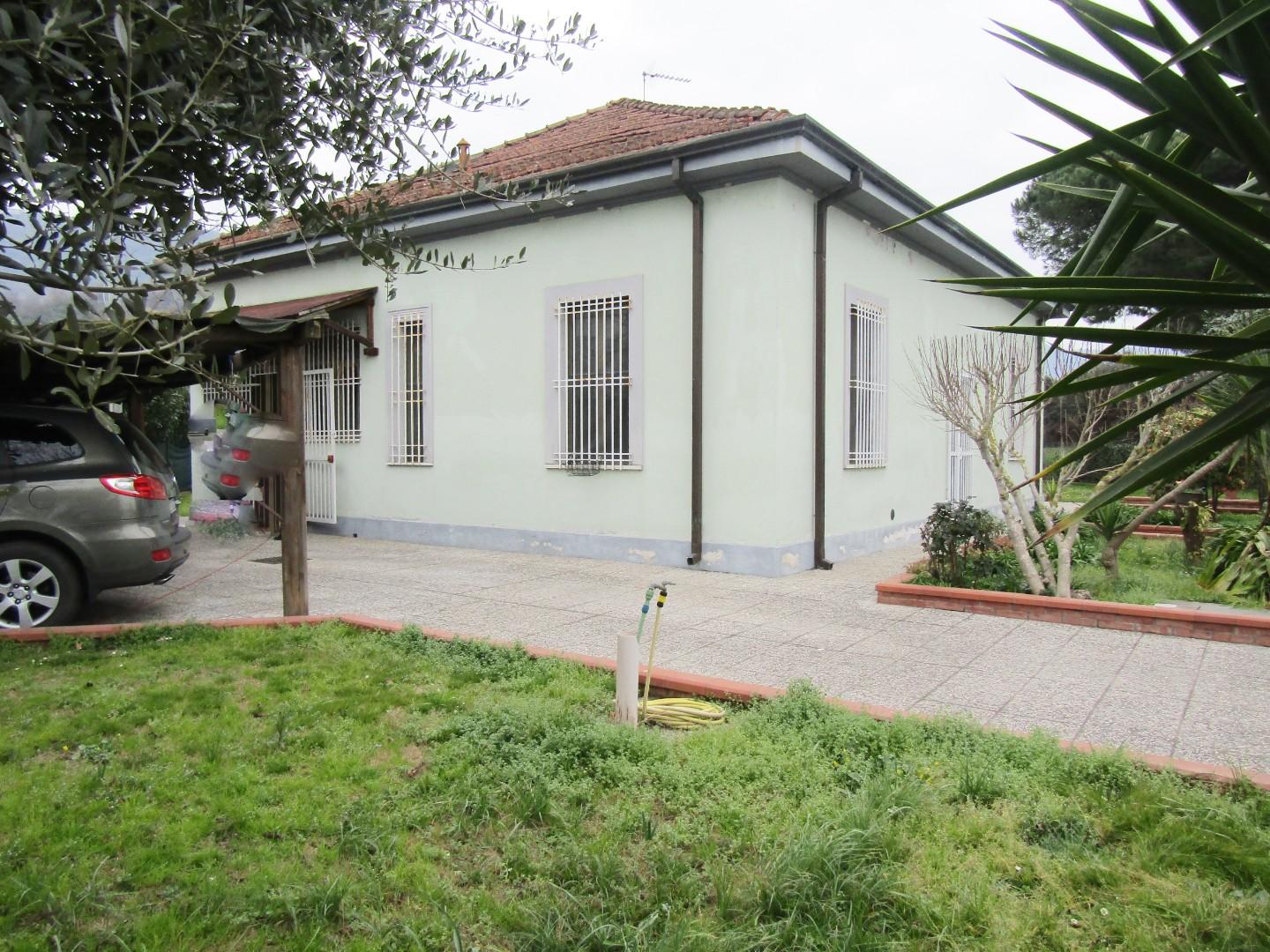 Casa indipendente con giardino a Carrara - fossone - 01