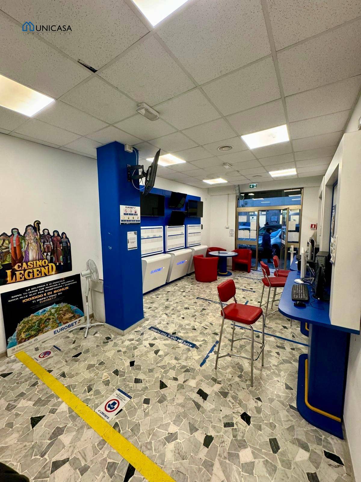 Locale commerciale in vendita a Roma, Appia Nuova