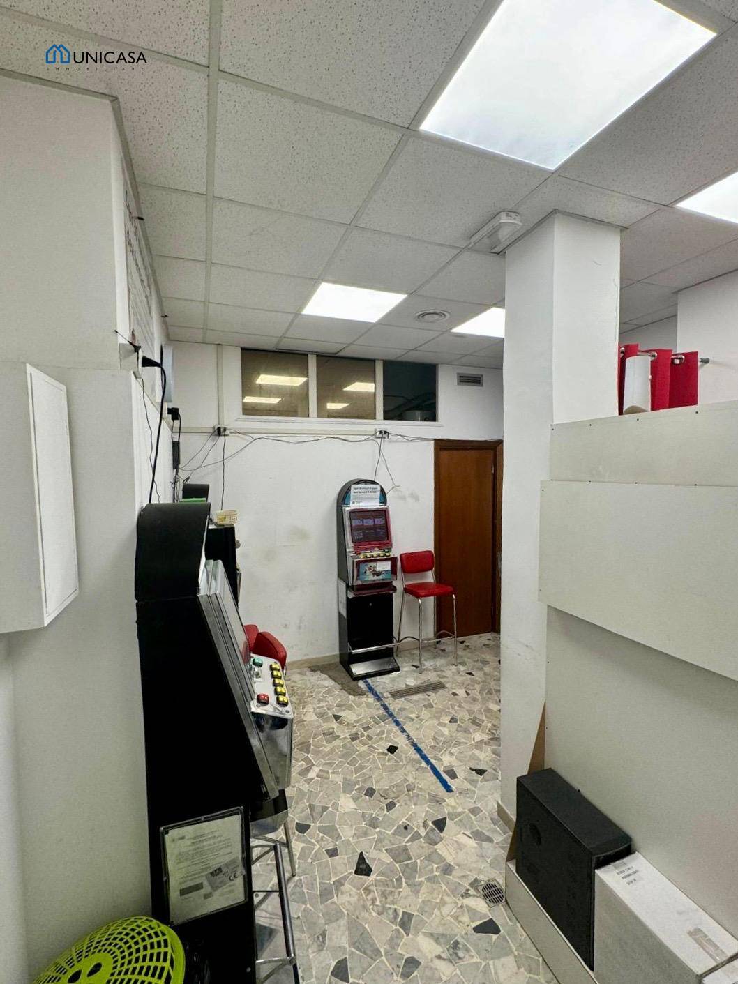 Locale commerciale in vendita a Roma, Appia Nuova