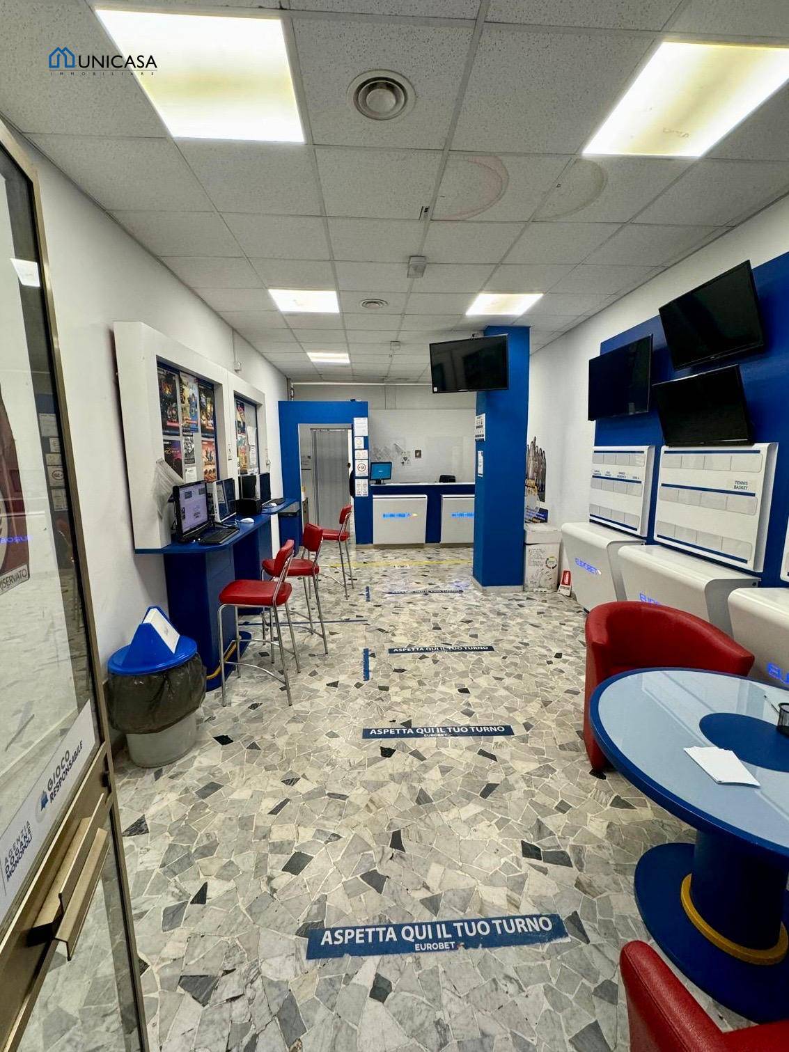 Locale commerciale in vendita a Roma, Appia Nuova