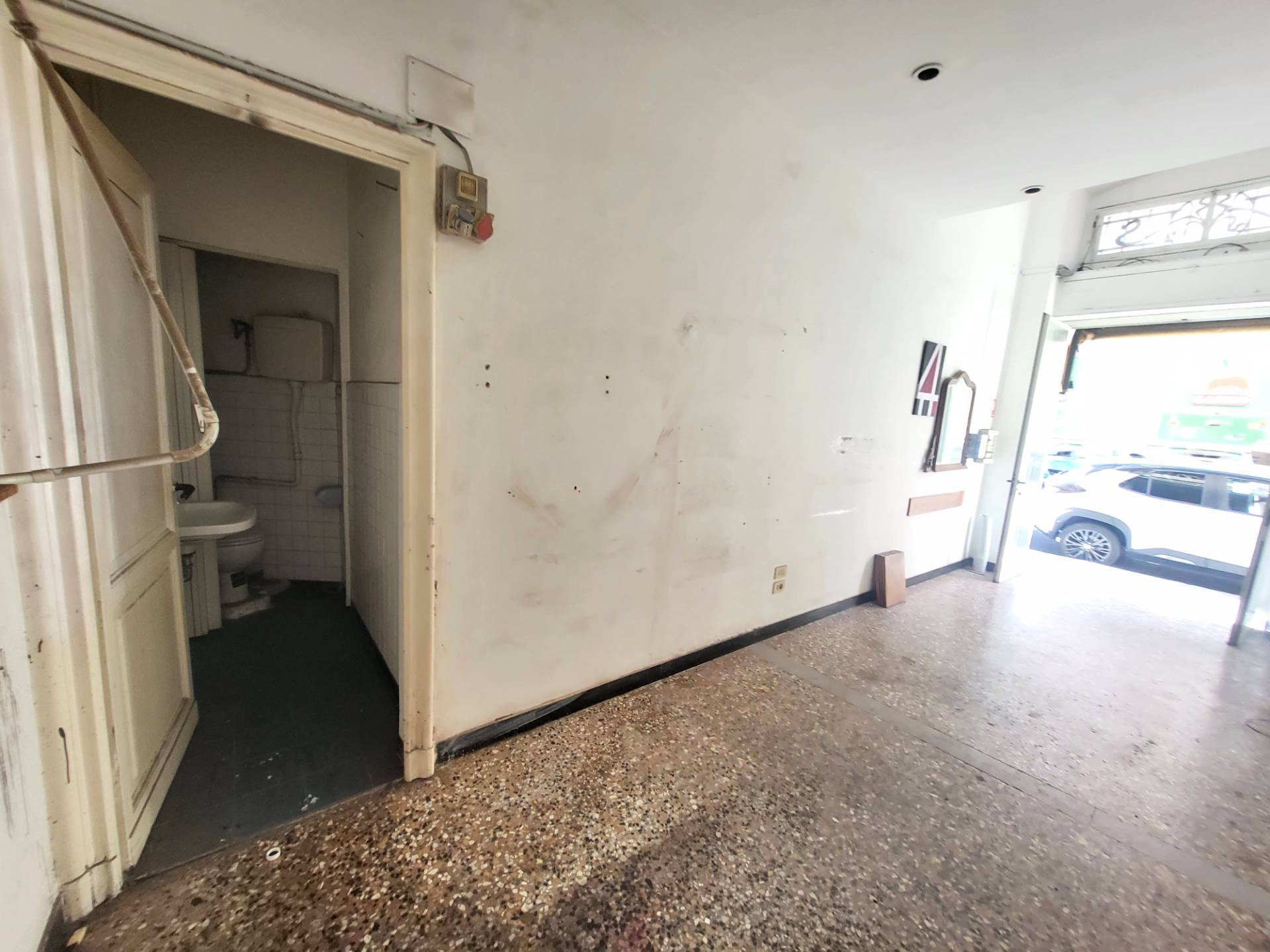 Locale commerciale in affitto a Genova, San Fruttuoso