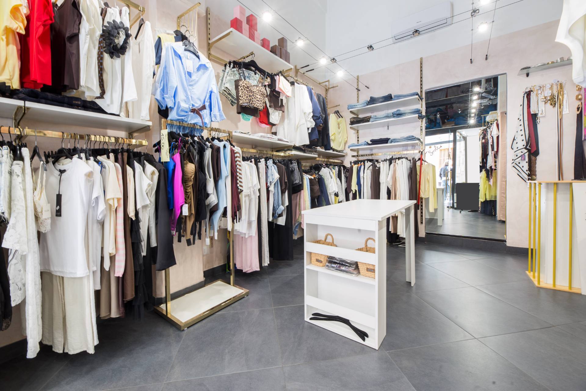 Locale commerciale in vendita a Genova, San Fruttuoso