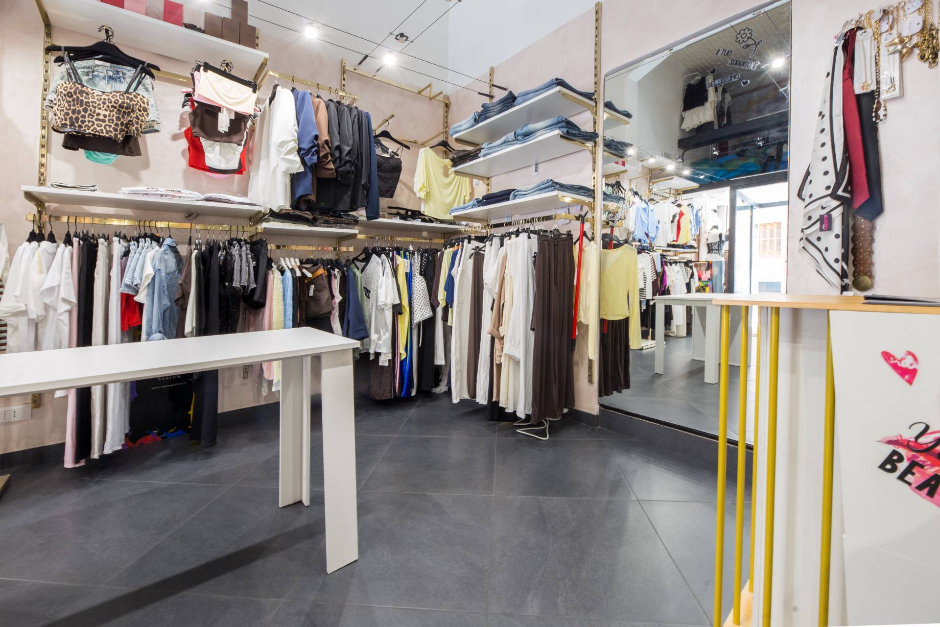 Locale commerciale in vendita a Genova, San Fruttuoso