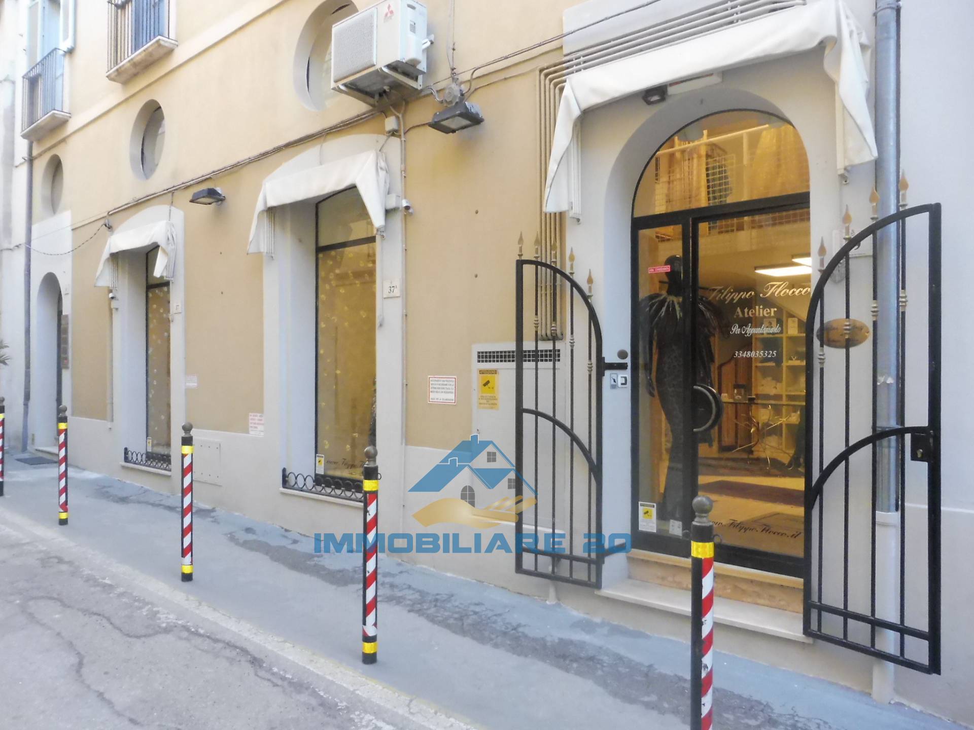 Locale commerciale in vendita a Teramo, Centro