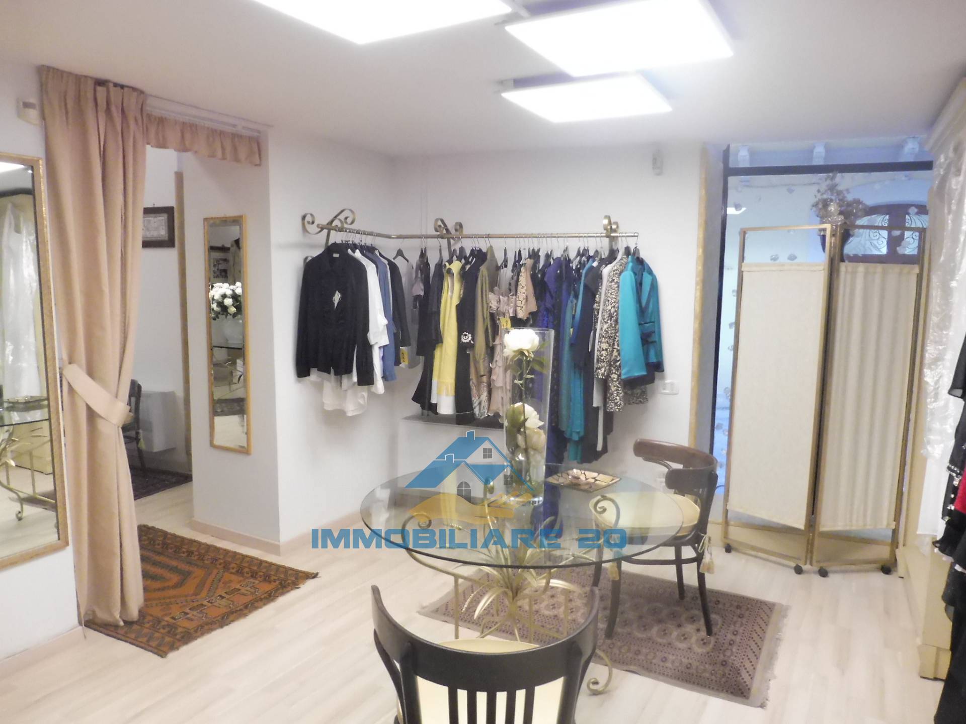 Locale commerciale in vendita a Teramo, Centro