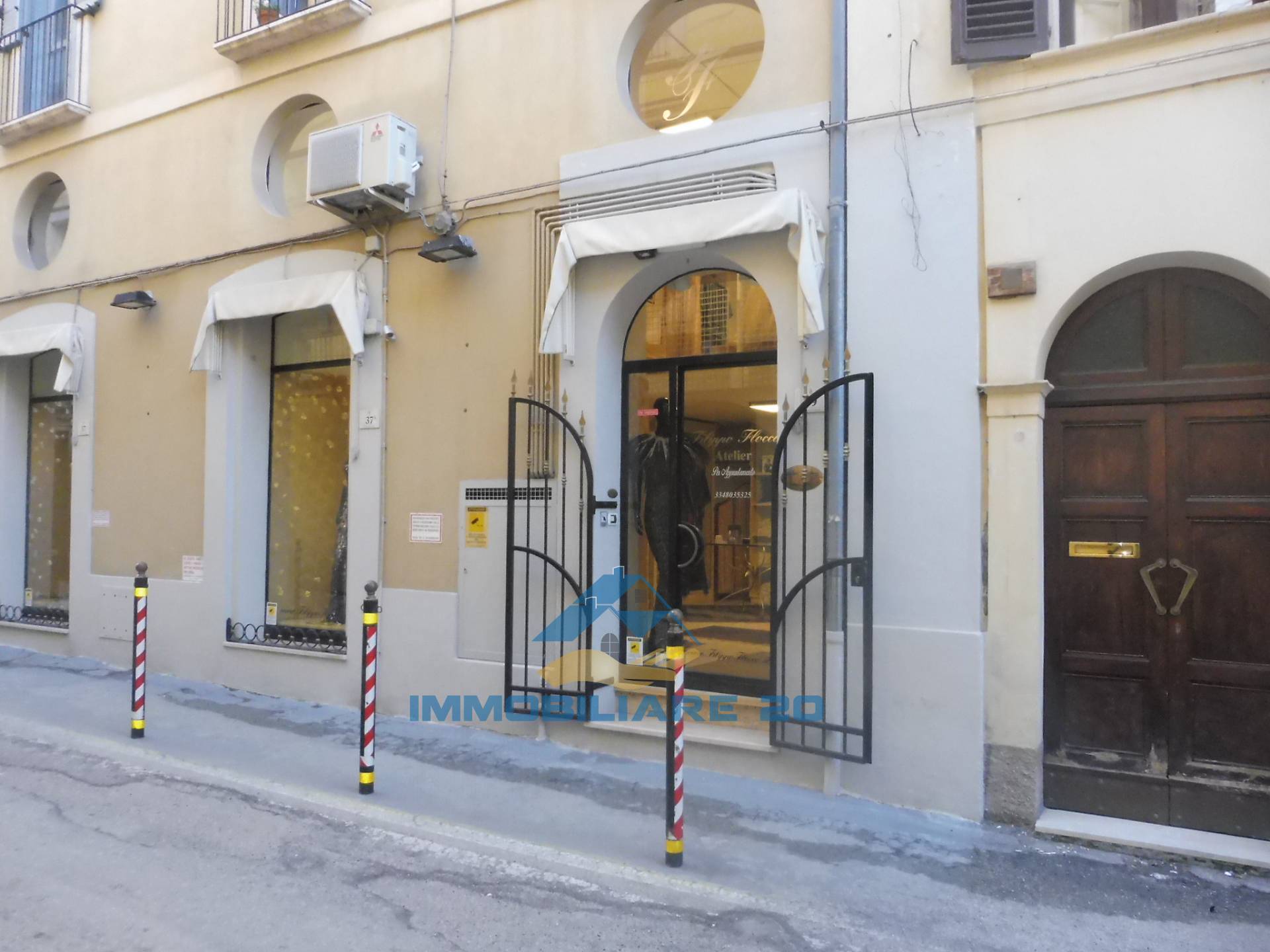 Locale commerciale in vendita a Teramo, Centro