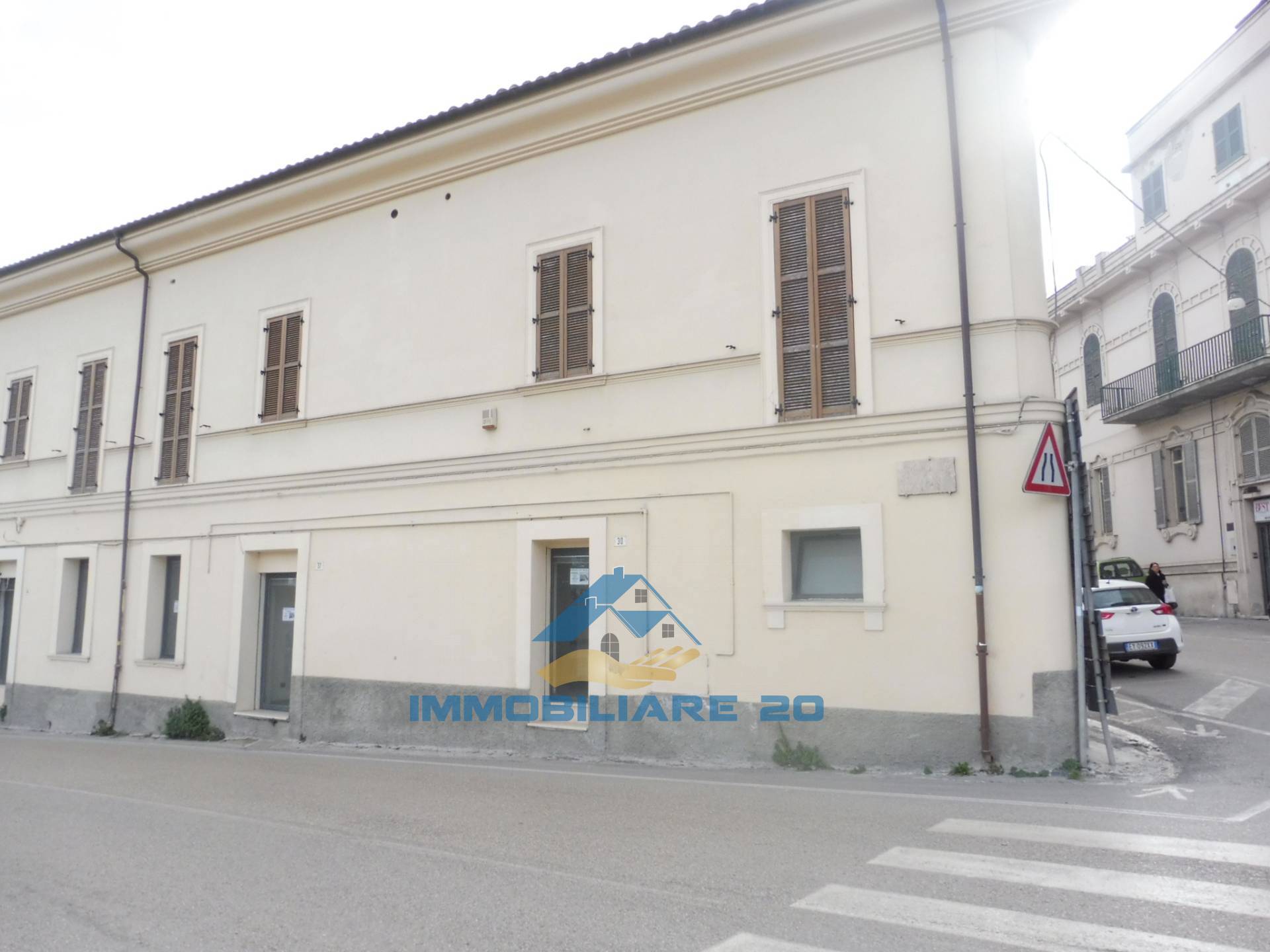 Locale commerciale in vendita a Teramo, Centro