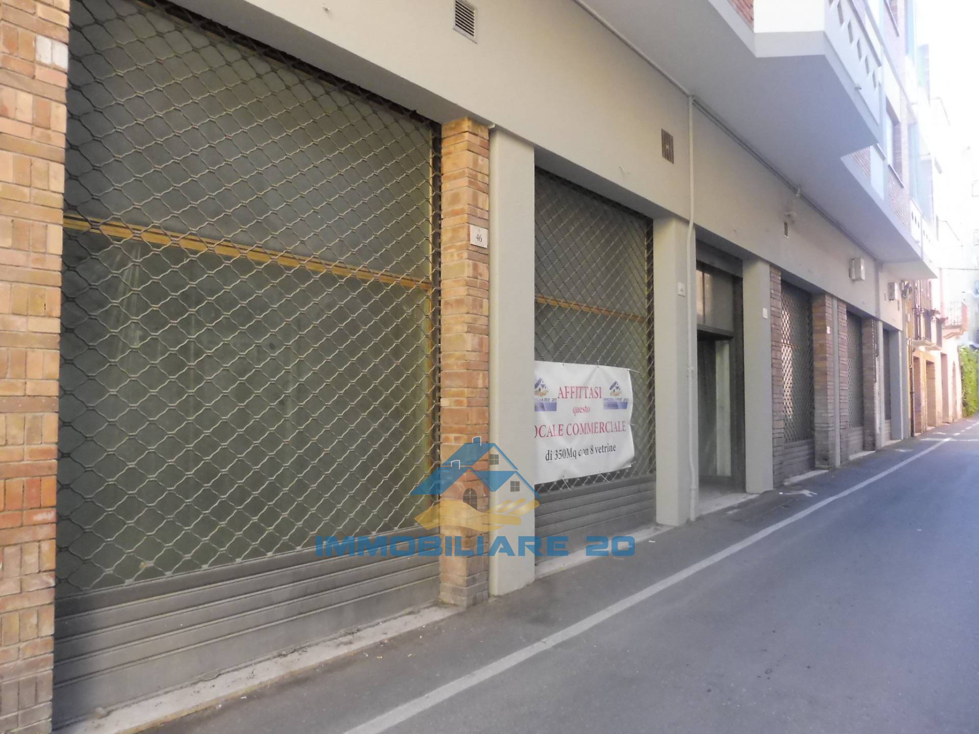 Locale commerciale in affitto a Teramo, Centro