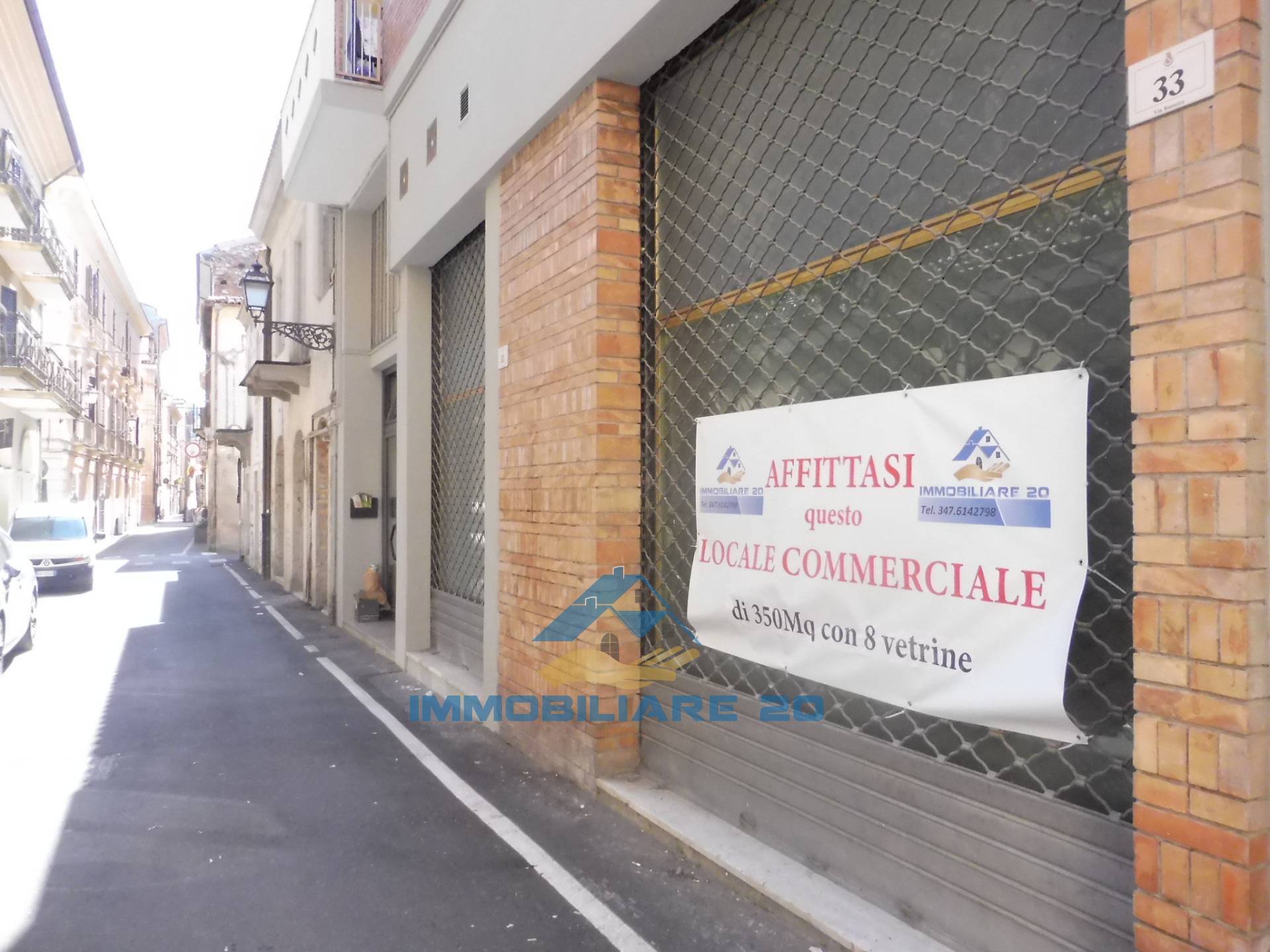 Locale commerciale in affitto a Teramo, Centro