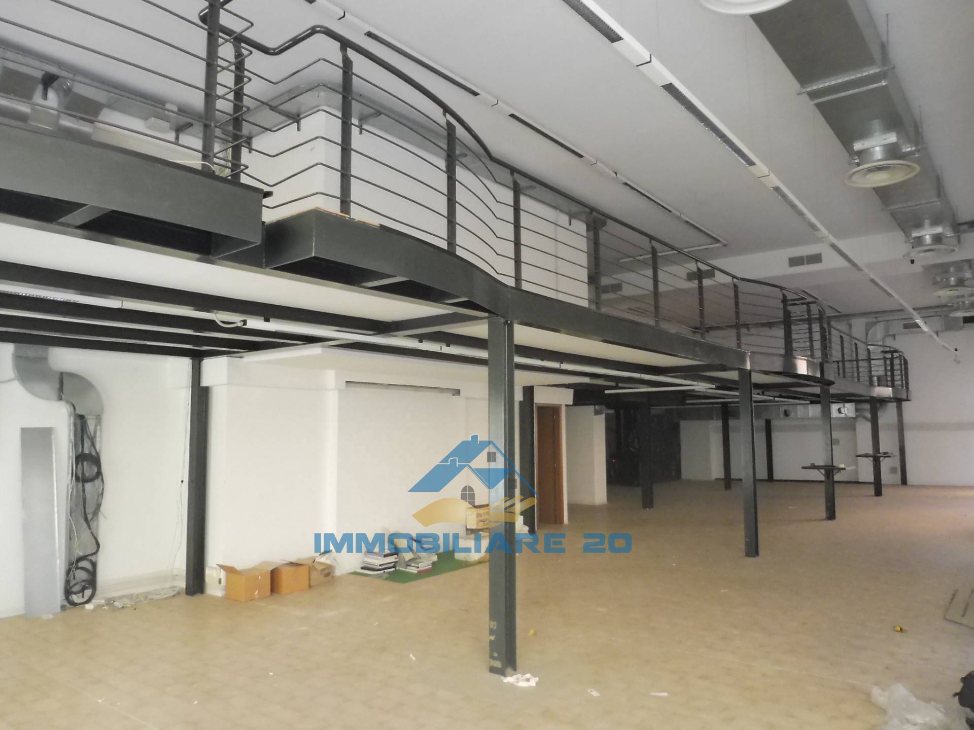 Locale commerciale in affitto a Teramo, Centro