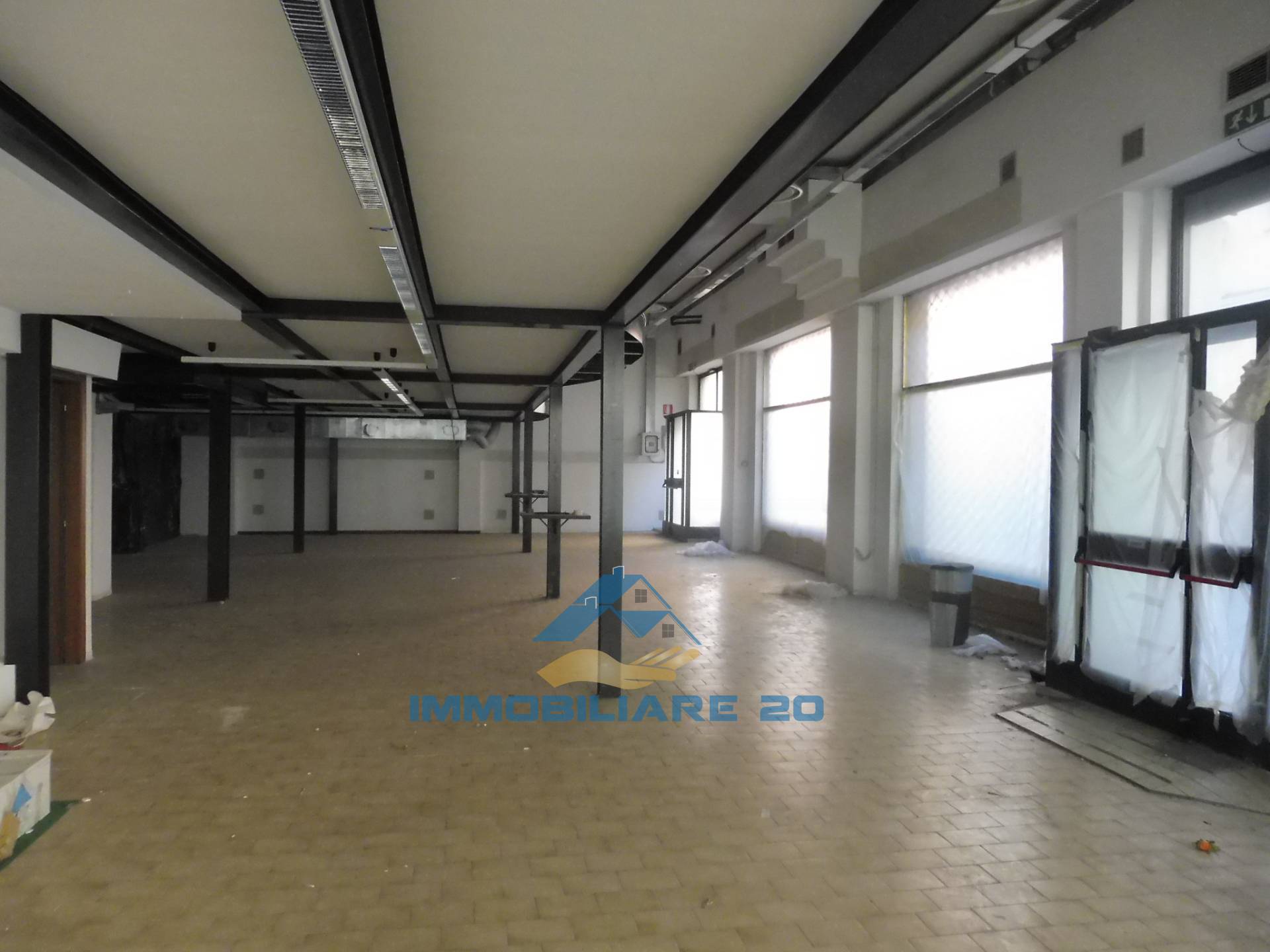 Locale commerciale in affitto a Teramo, Centro