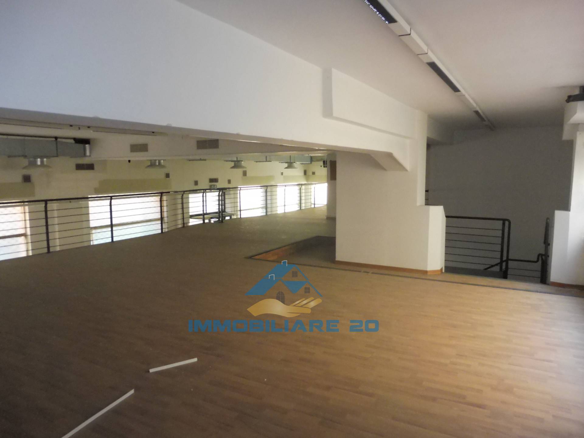 Locale commerciale in affitto a Teramo, Centro