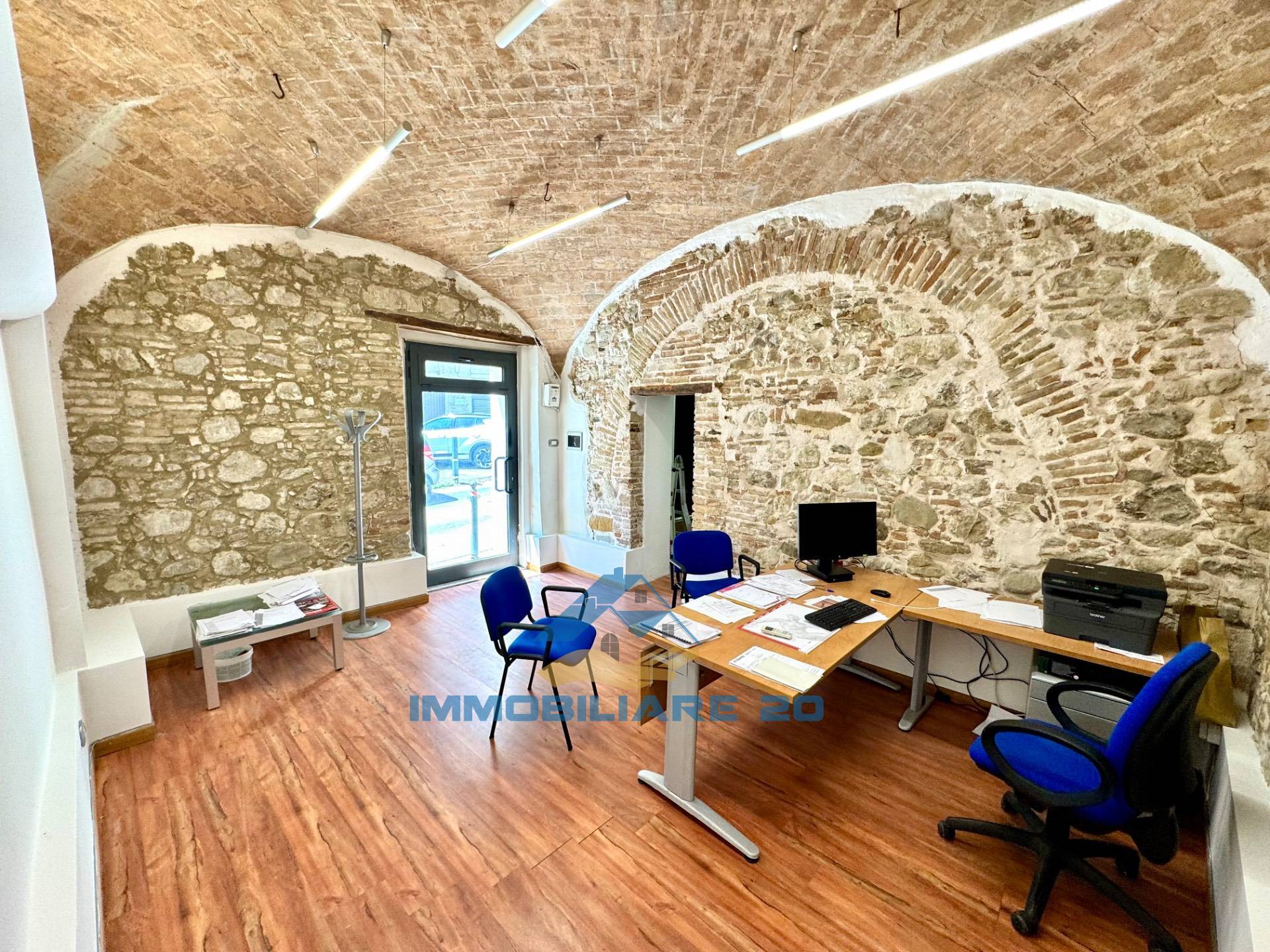 Locale commerciale in affitto a Teramo, Centro