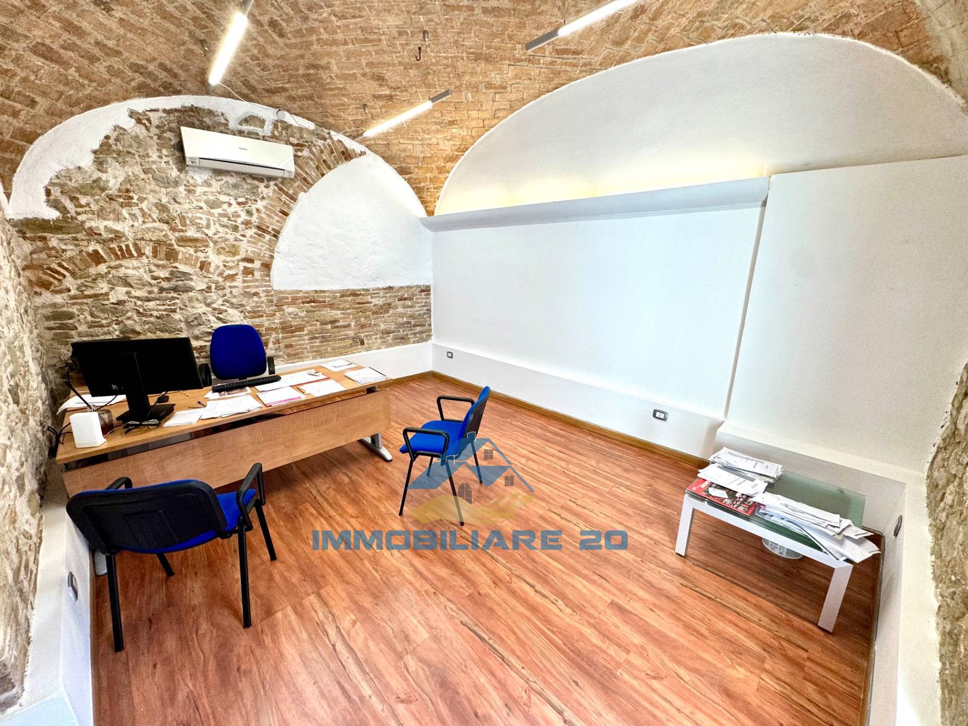 Locale commerciale in affitto a Teramo, Centro