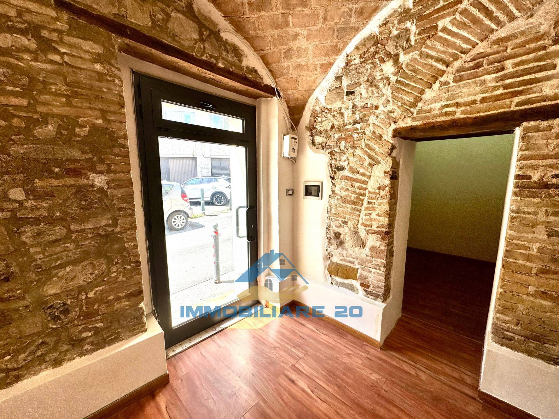 Locale commerciale in affitto a Teramo, Centro