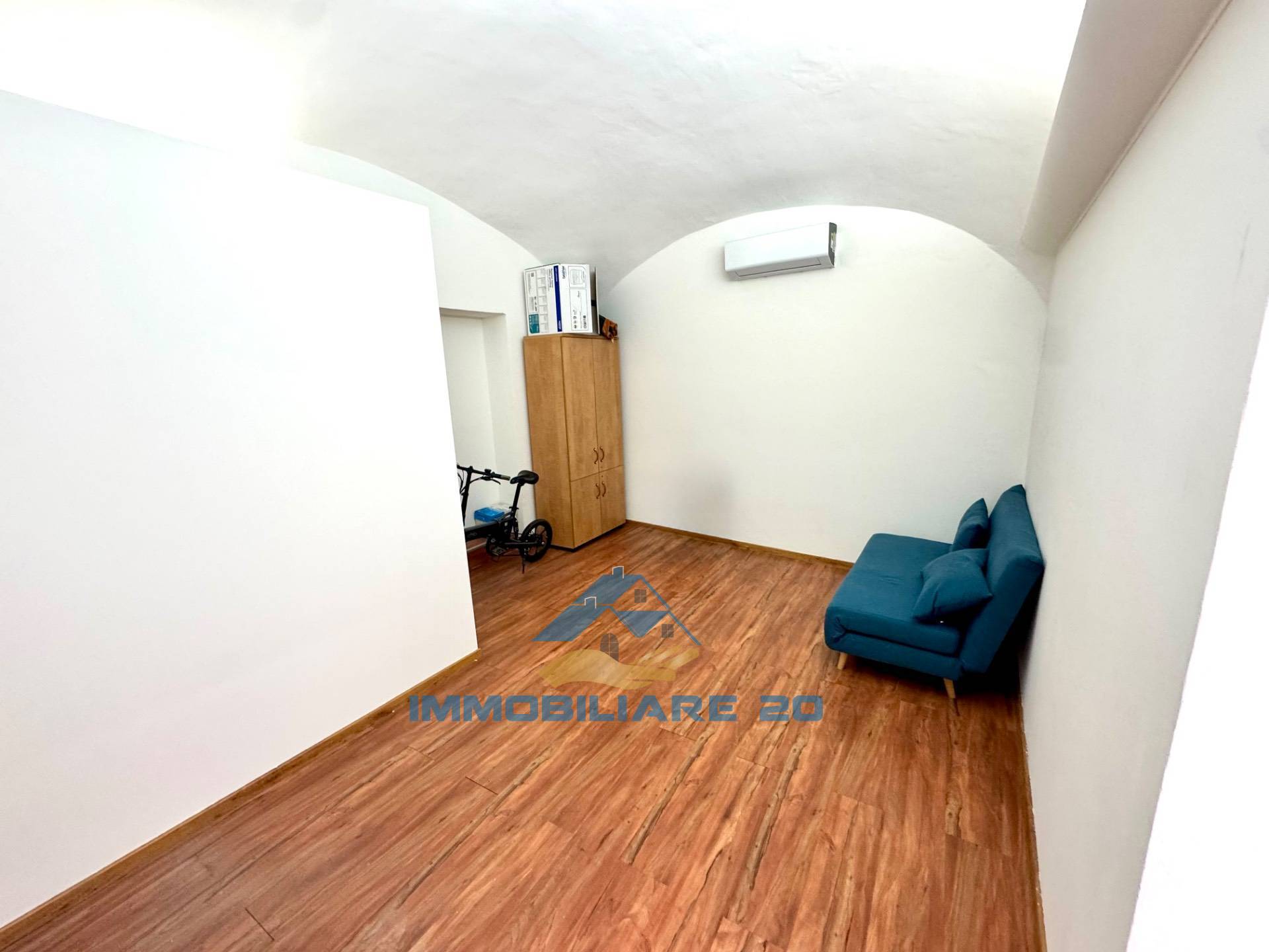 Locale commerciale in affitto a Teramo, Centro