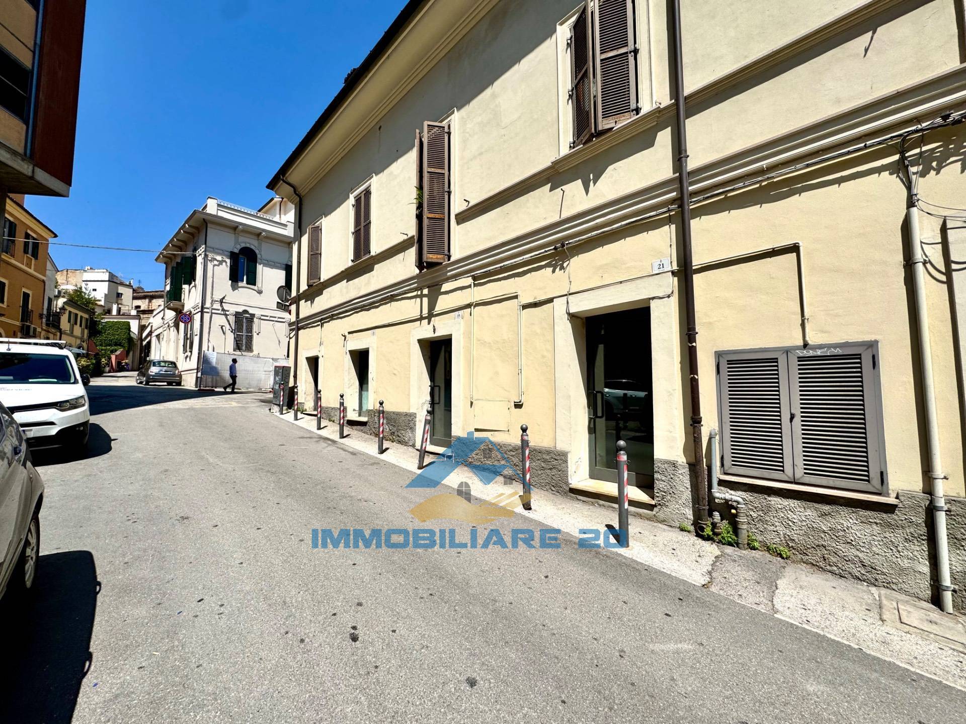 Locale commerciale in affitto a Teramo, Centro