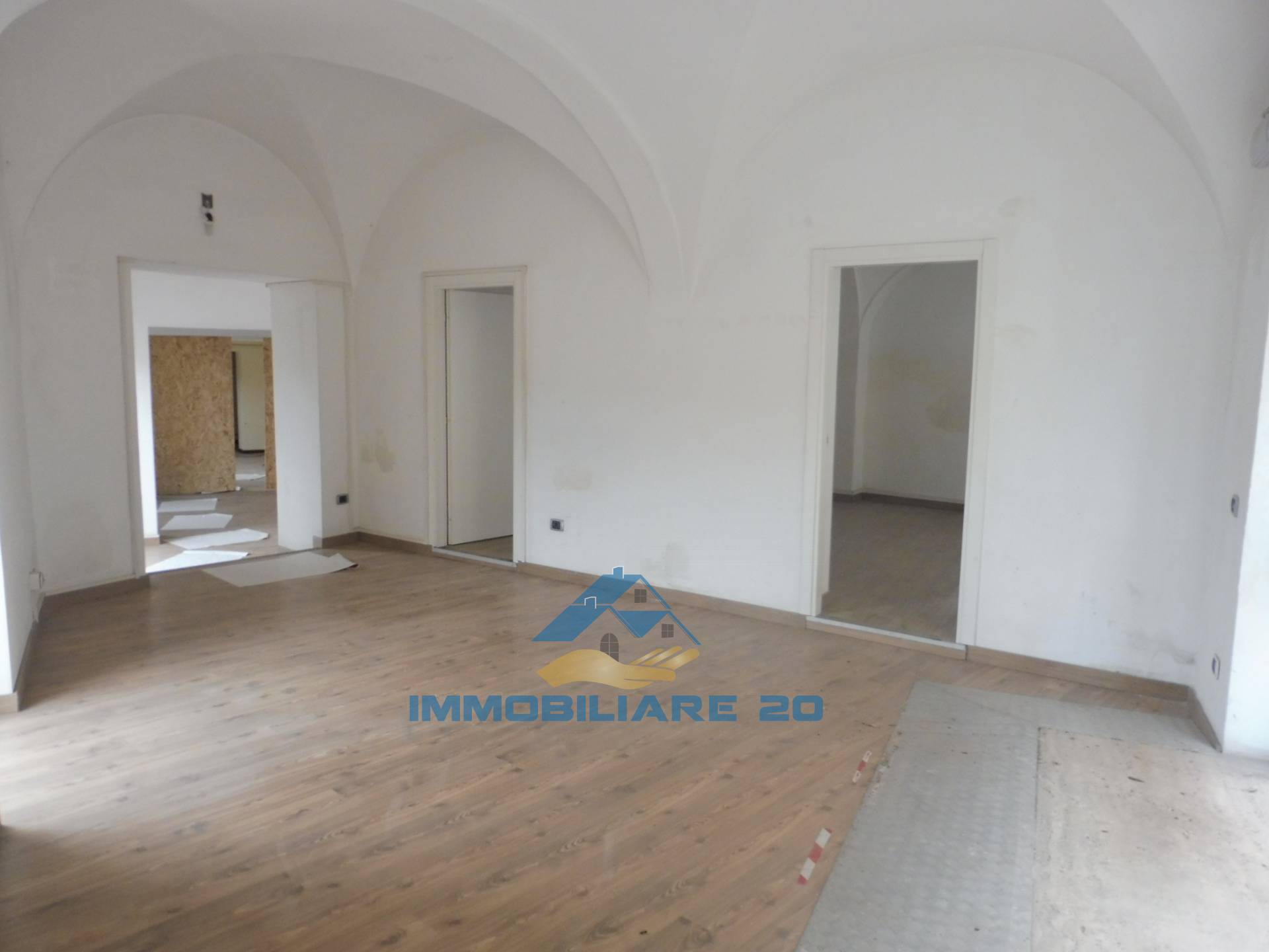 Locale commerciale in vendita a Teramo, Centro