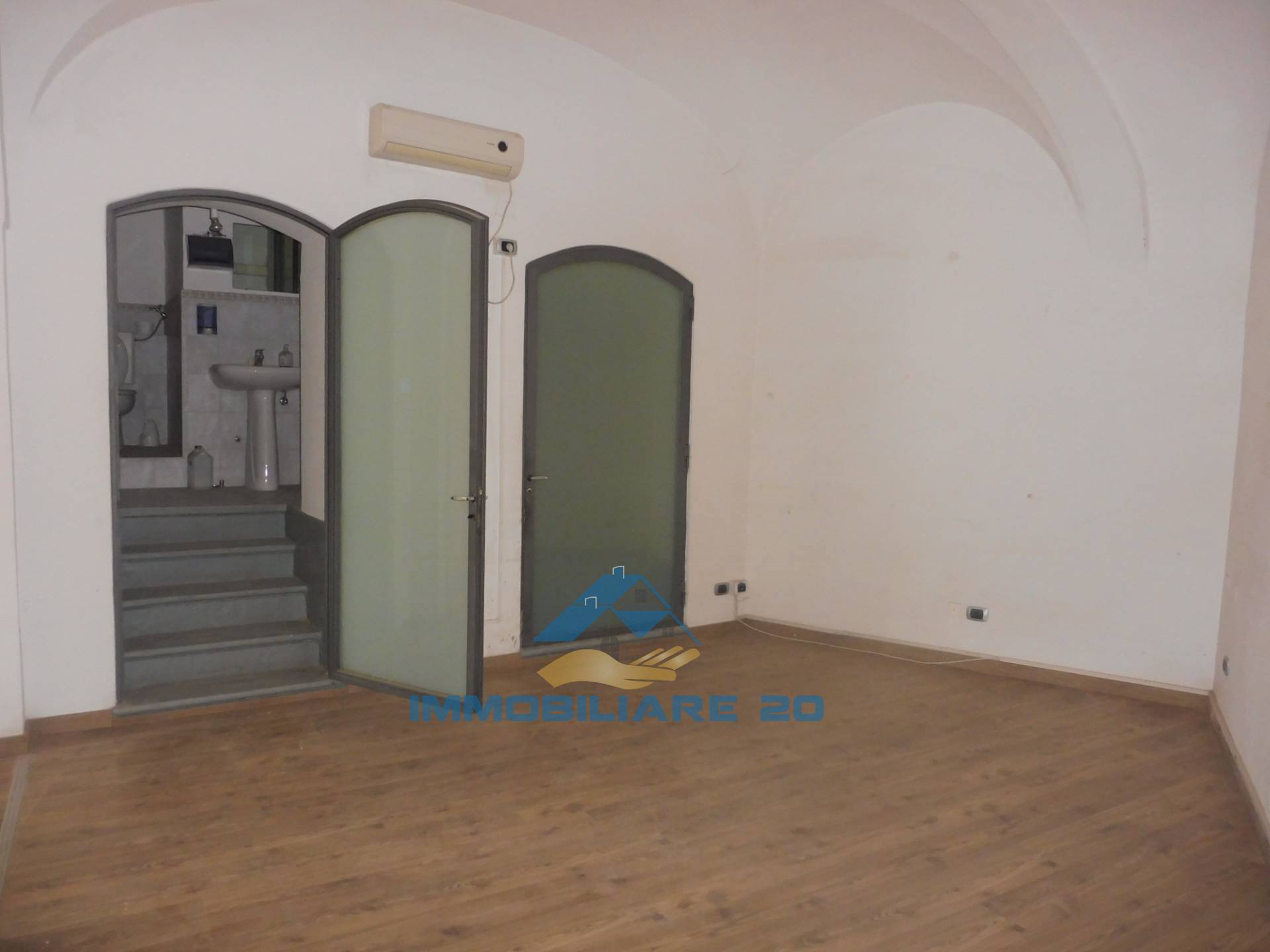 Locale commerciale in vendita a Teramo, Centro