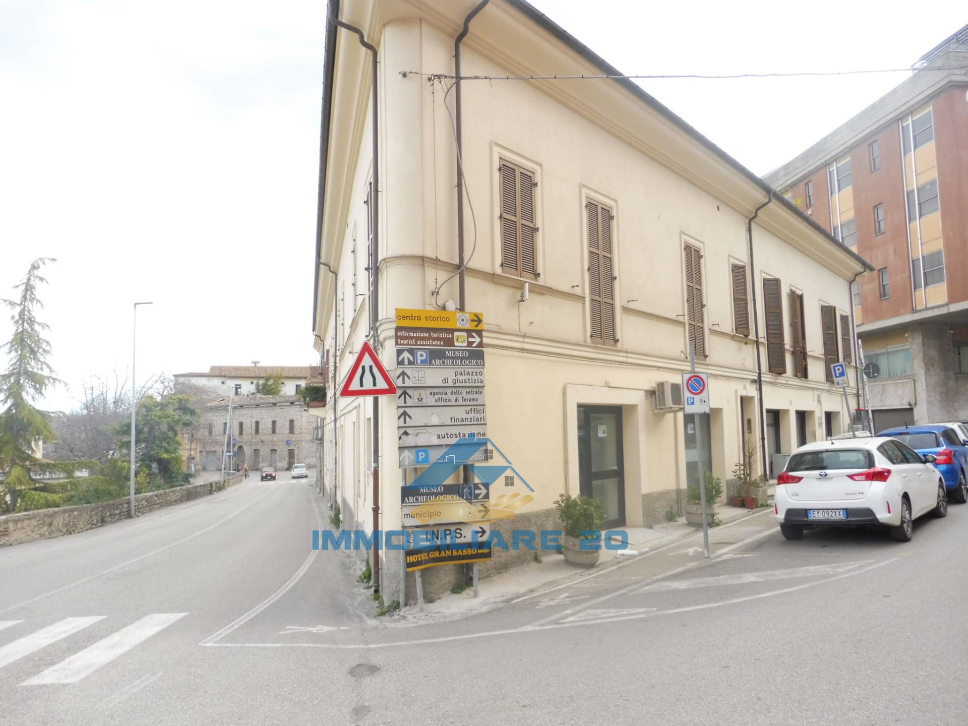Locale commerciale in vendita a Teramo, Centro