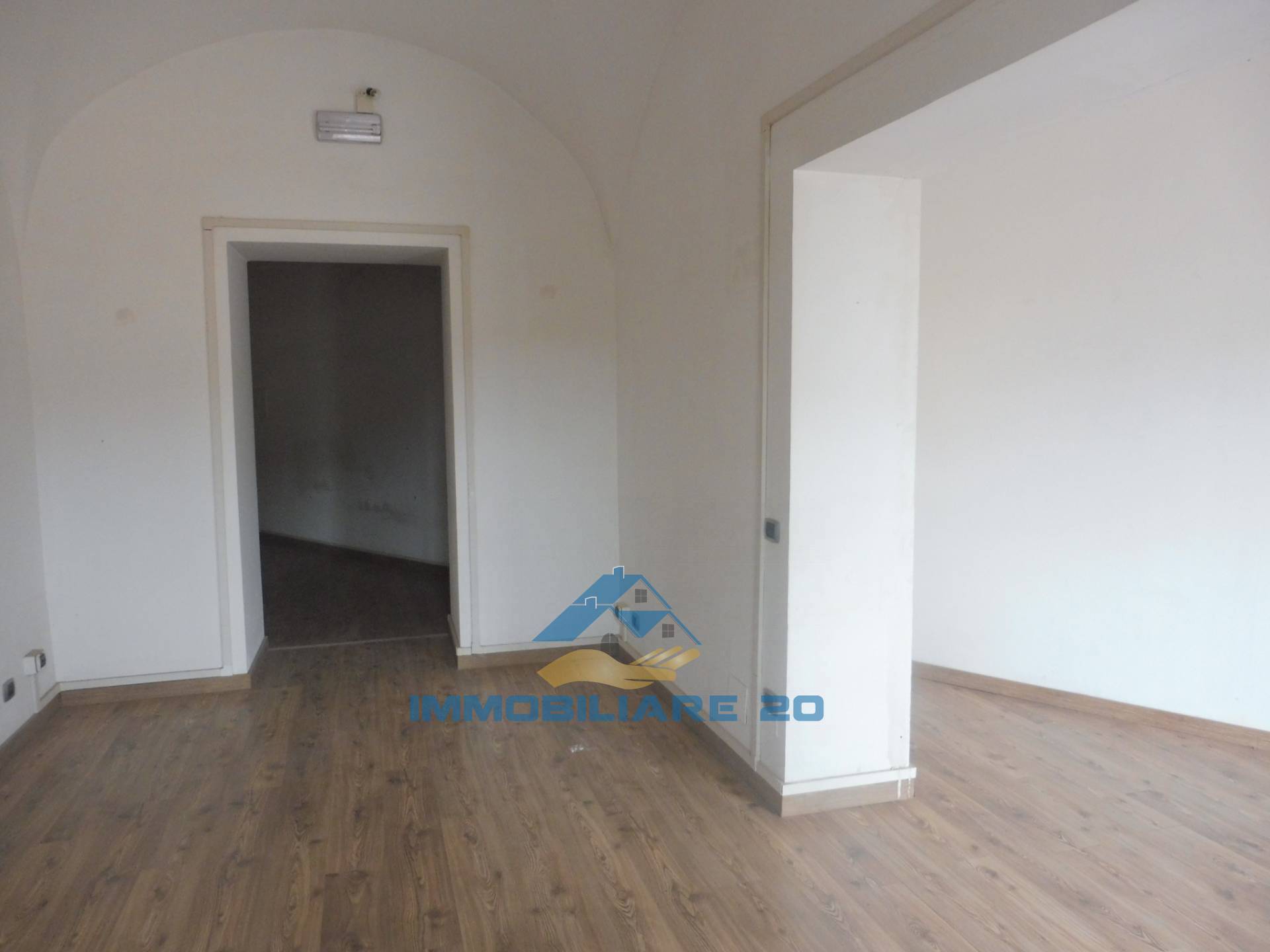 Locale commerciale in vendita a Teramo, Centro