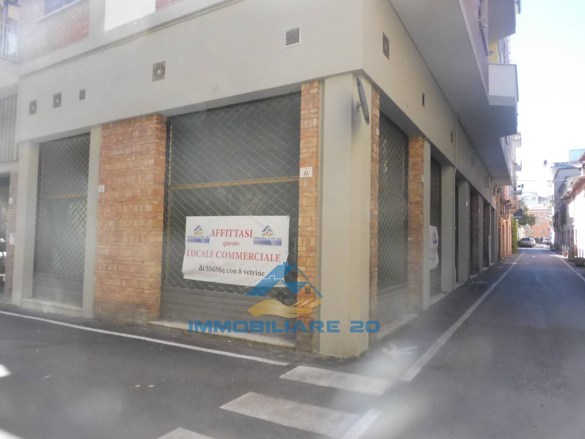 Locale commerciale in affitto a Teramo, Centro