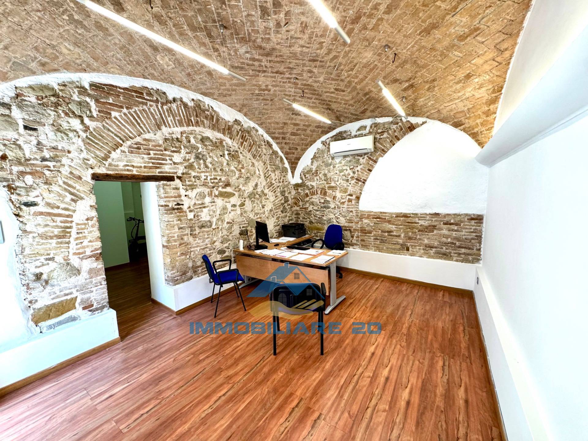 Locale commerciale in affitto a Teramo, Centro