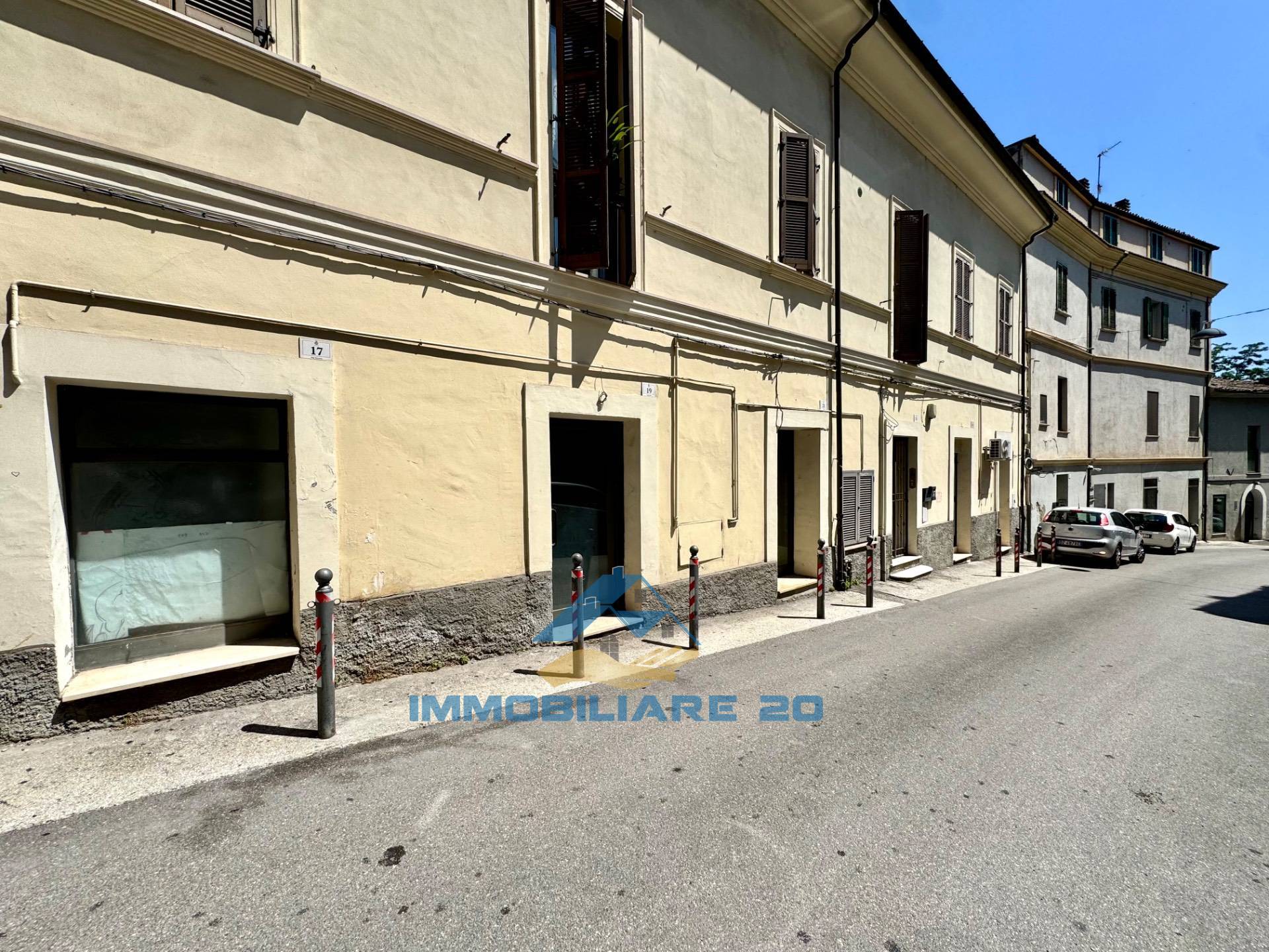 Locale commerciale in affitto a Teramo, Centro