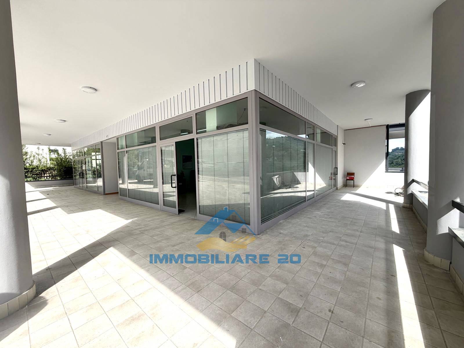 Locale commerciale in vendita a Teramo, Prima periferia