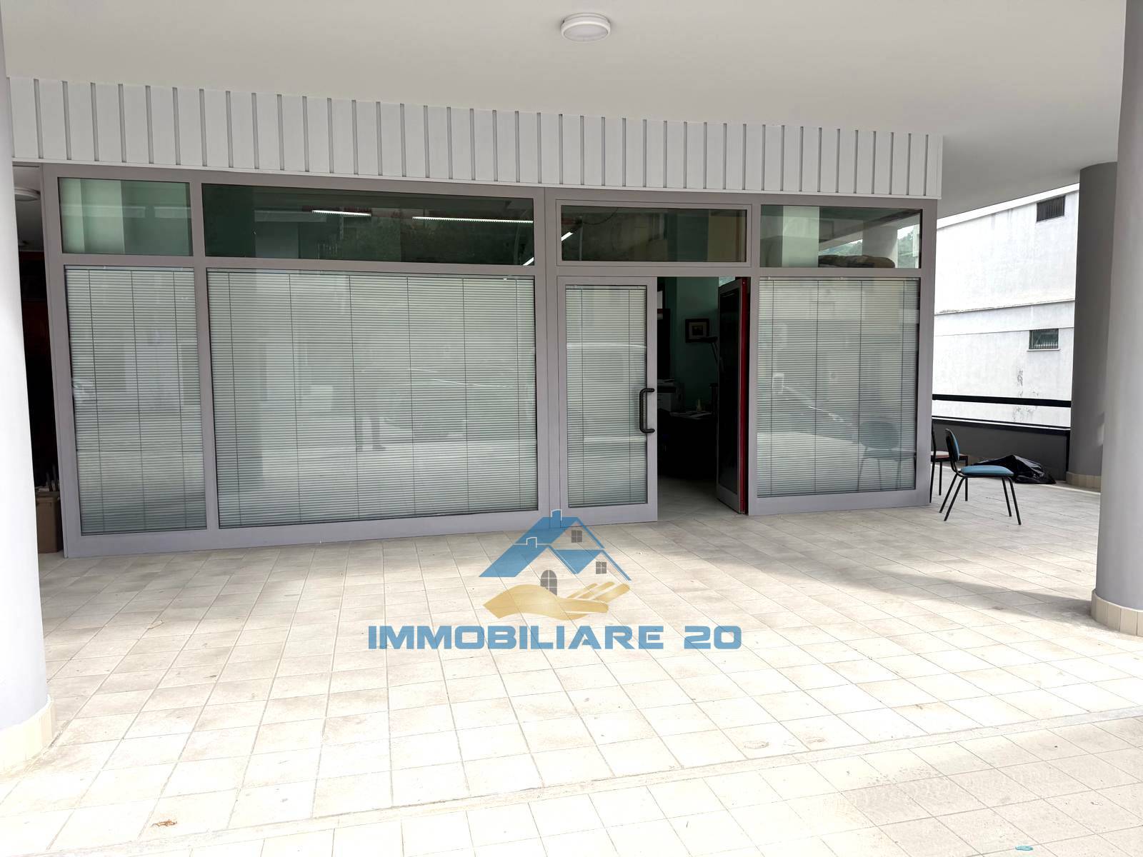Locale commerciale in vendita a Teramo, Prima periferia