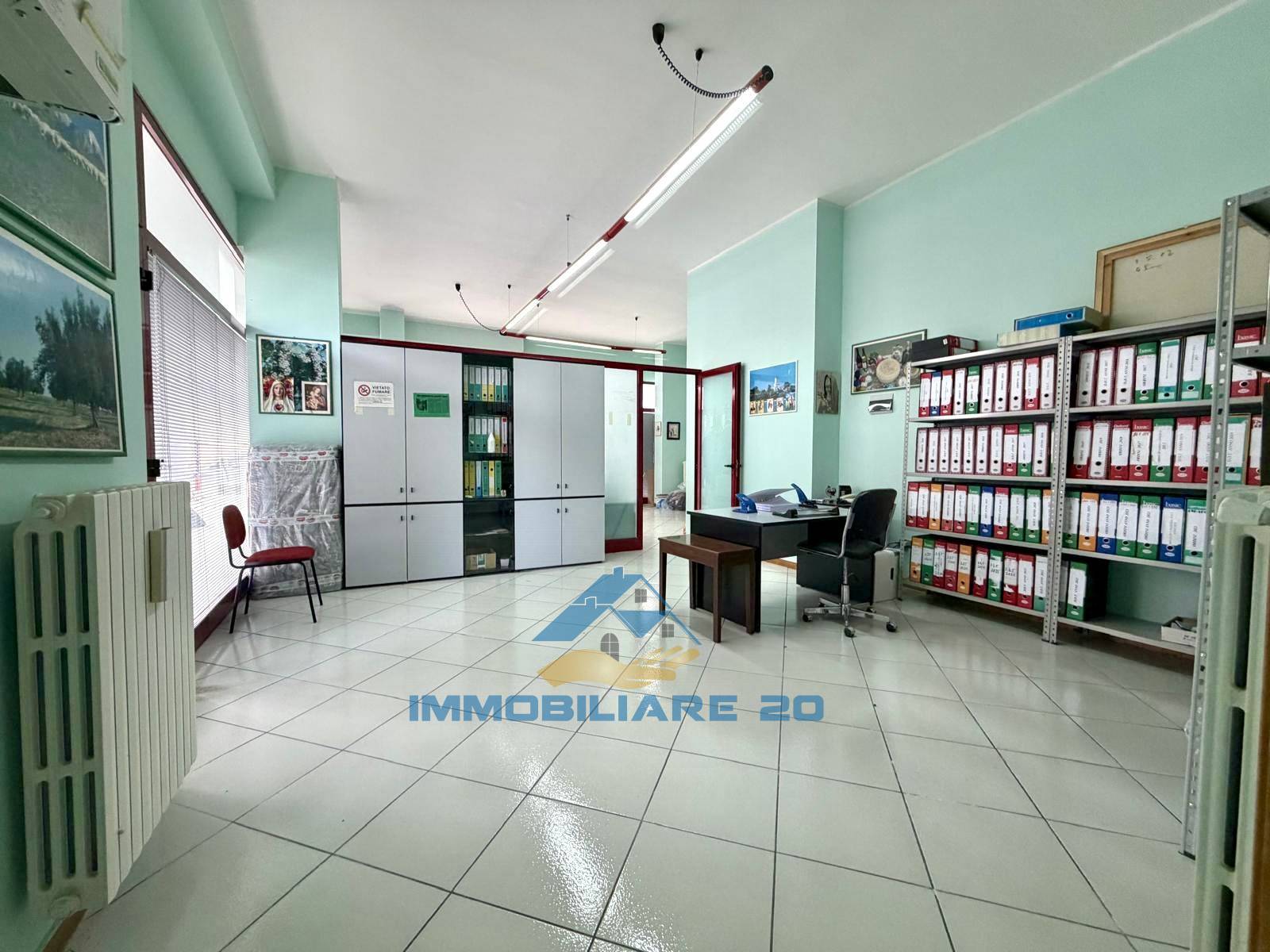 Locale commerciale in vendita a Teramo, Prima periferia