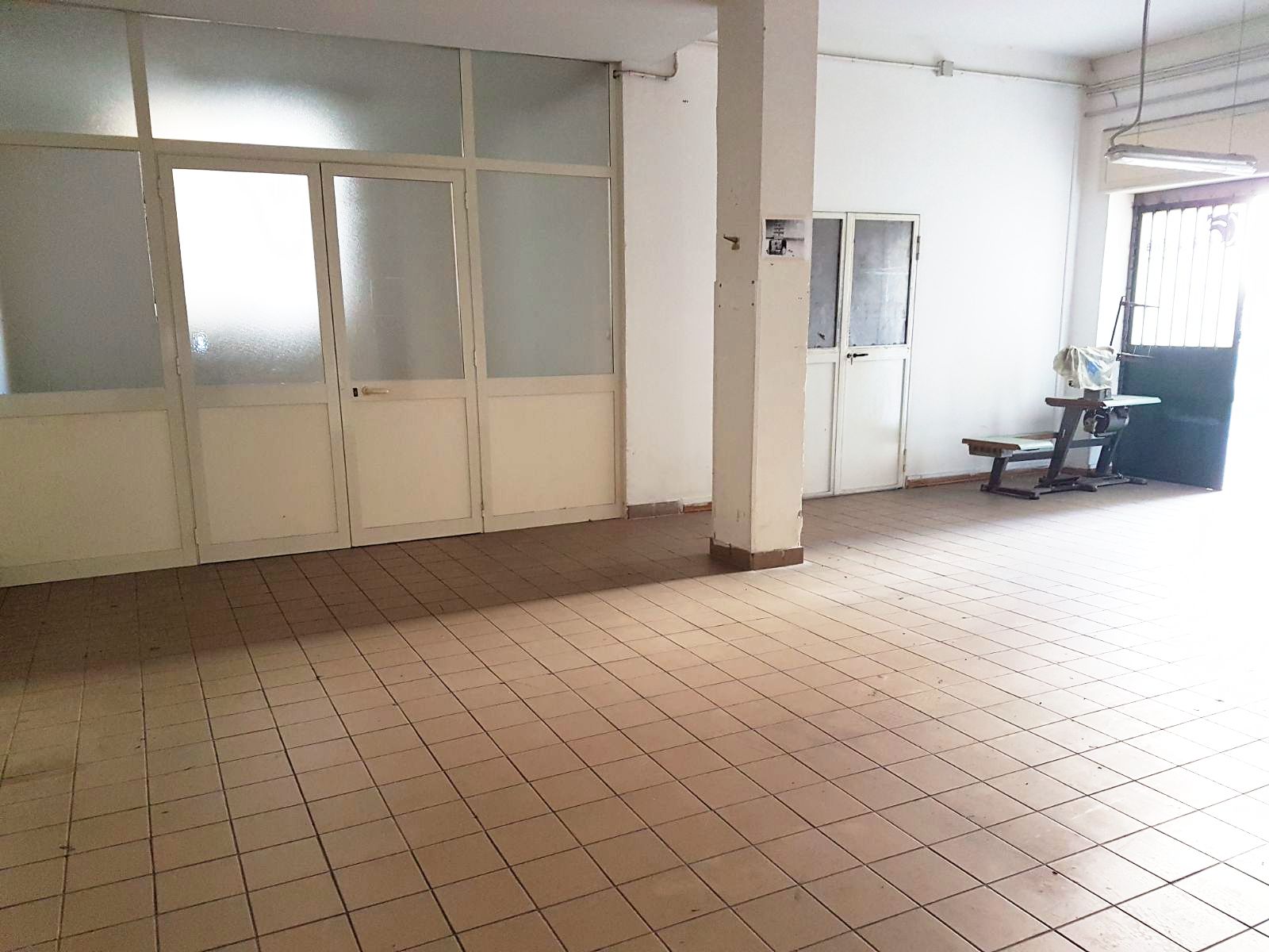 NEGOZIO in vendita a Giugliano in Campania