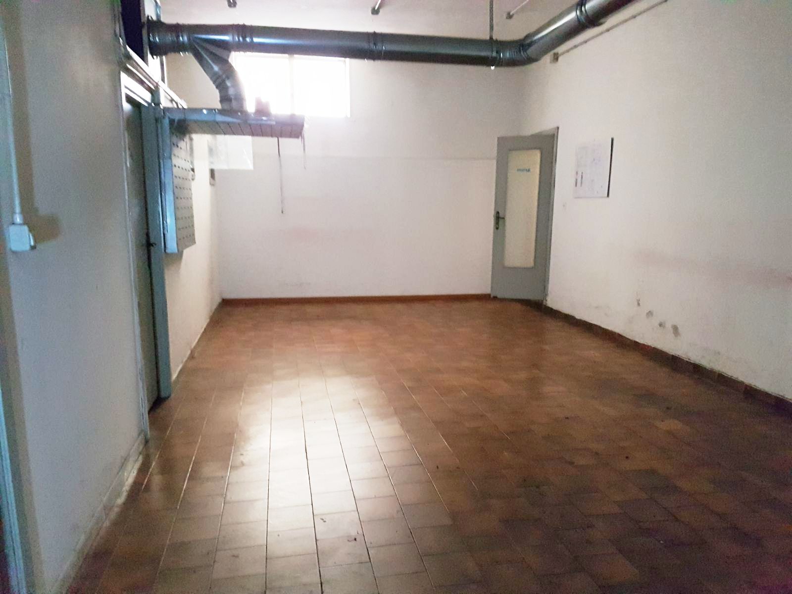 NEGOZIO in vendita a Giugliano in Campania