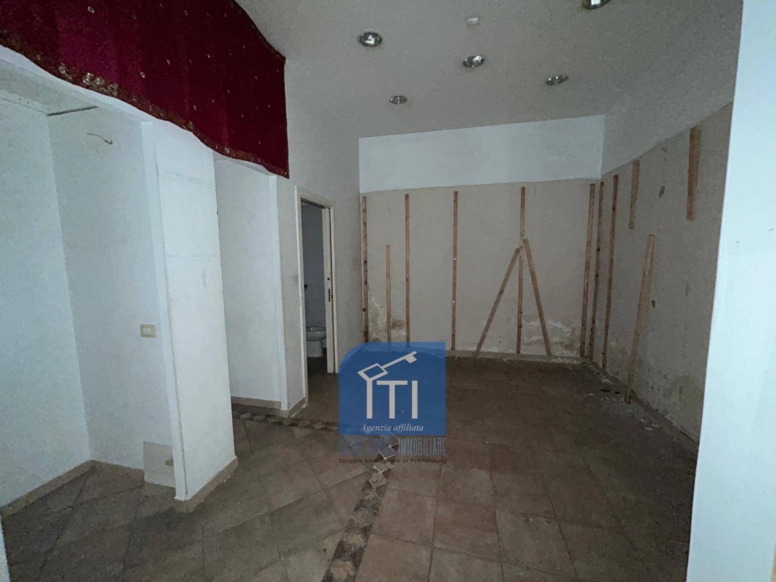NEGOZIO in affitto a Qualiano