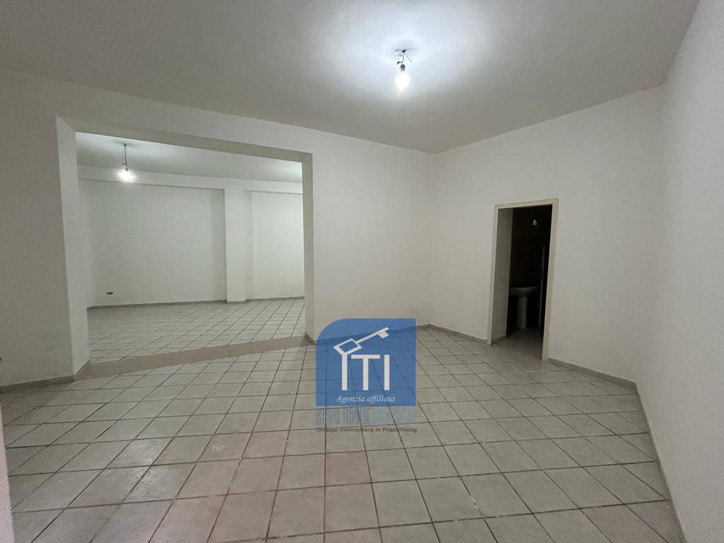 NEGOZIO in affitto a Qualiano